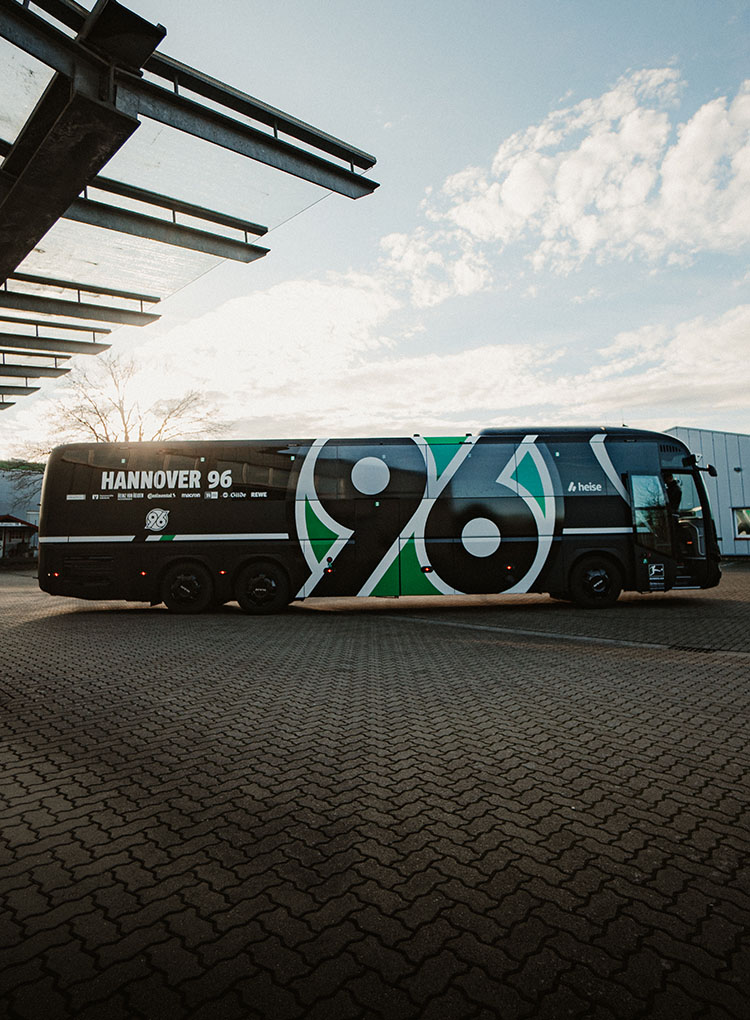 Seitliche Aufnahme vom 96-Mannschaftsbus.