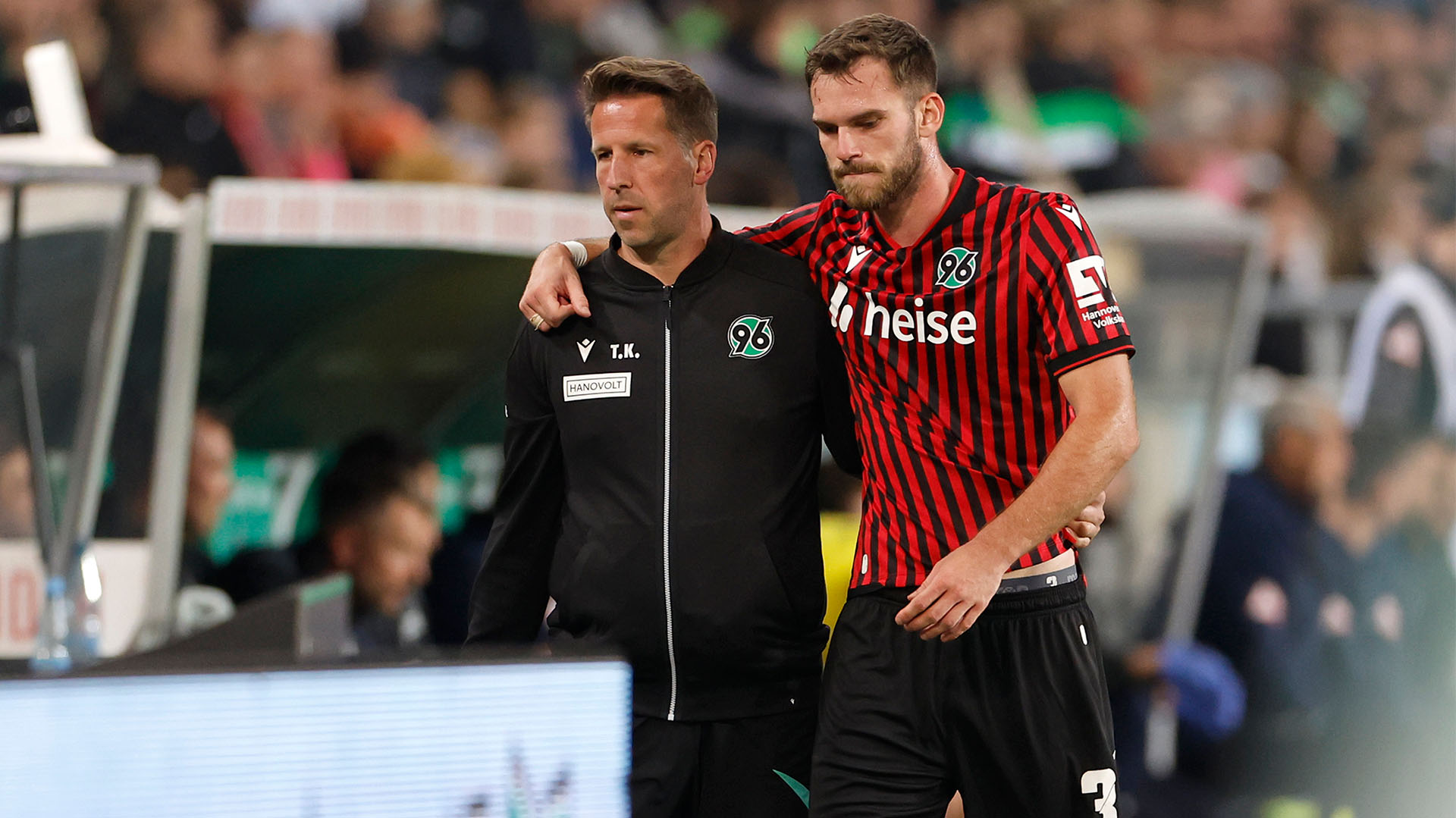 Boris Tomiak verlässt gestützt von Physiotherapeut Thorsten Klopp den Platz.