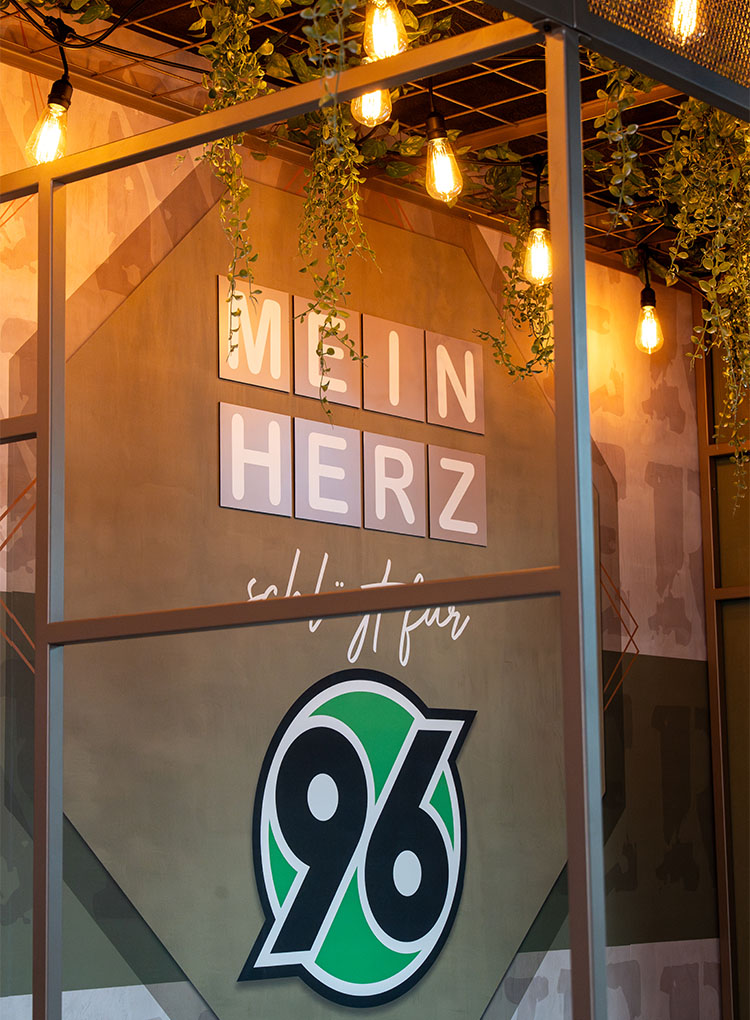 Eine Wand, auf der steht "Mein Herz schlägt für 96" mit der 96 als Logo.  