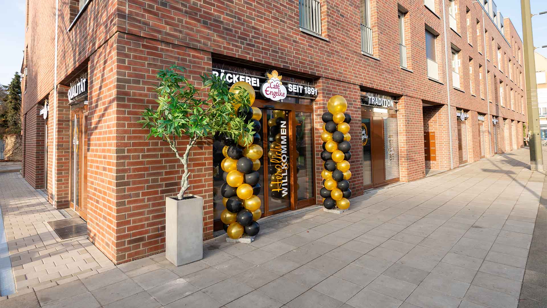 Blick von außen auf das geschmückte 96-Café.  