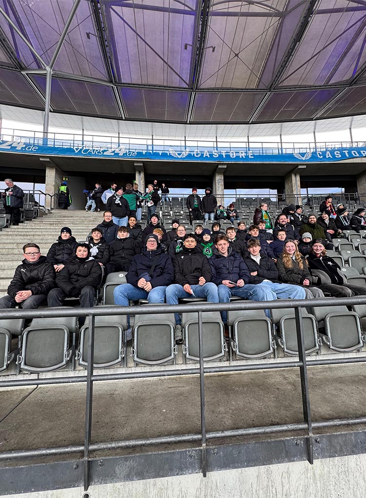 Die 96-Ballcrew sitzt auf der Tribüne des Berliner Olympiastadions.