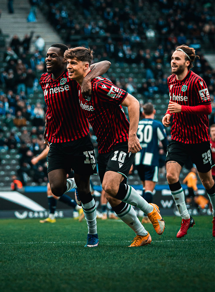 Noel Aseko und Noah Weißhaupt jubeln, im Hintergrund läuft Kolja Oudenne. 