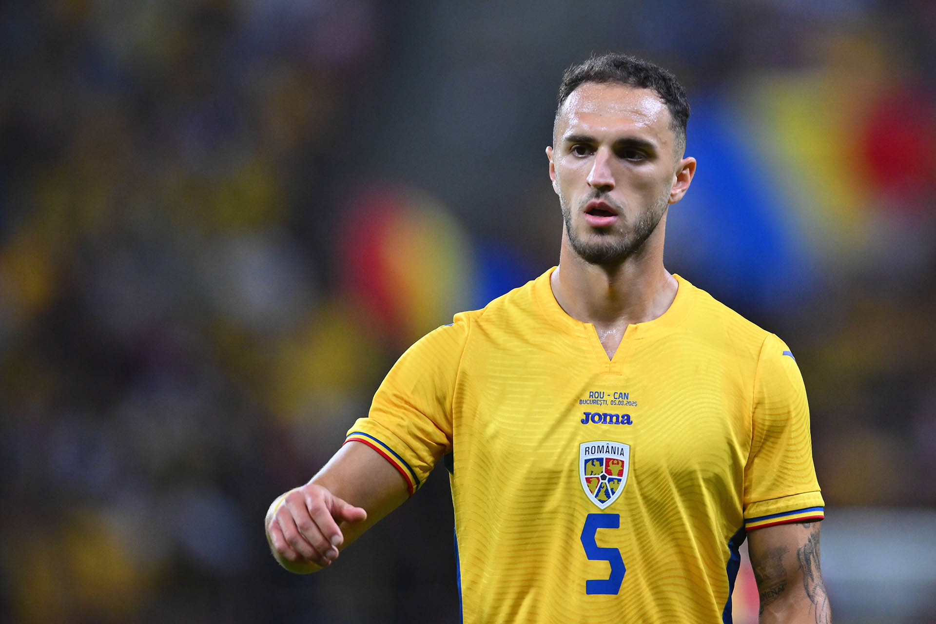 Virgil Ghita im gelben Trikot der rumänischen Nationalmannschaft.