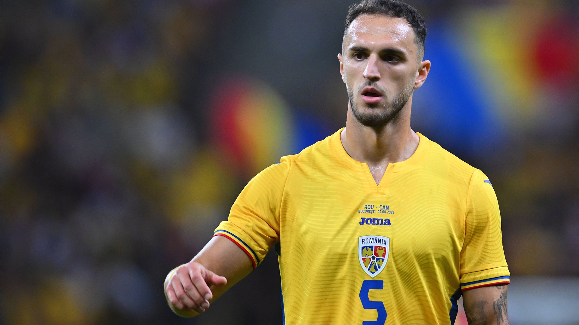 Virgil Ghita im gelben Trikot der rumänischen Nationalmannschaft.