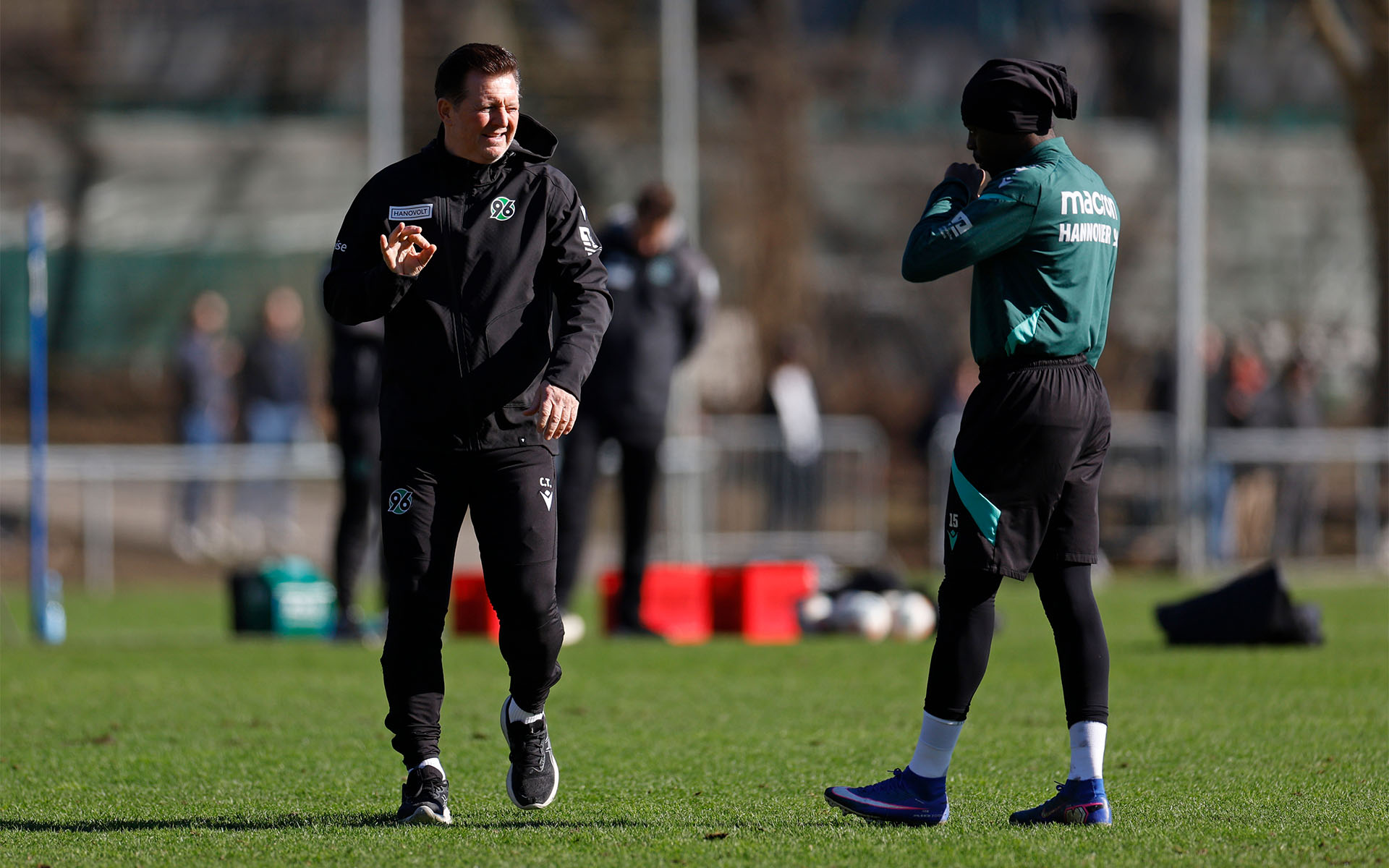 Christian Titz im Training im Dialog mit Noel Aseko.