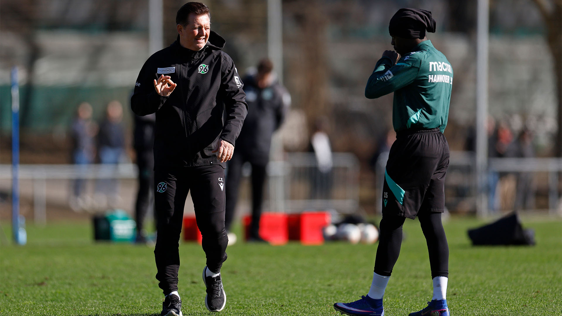 Christian Titz im Training im Dialog mit Noel Aseko.