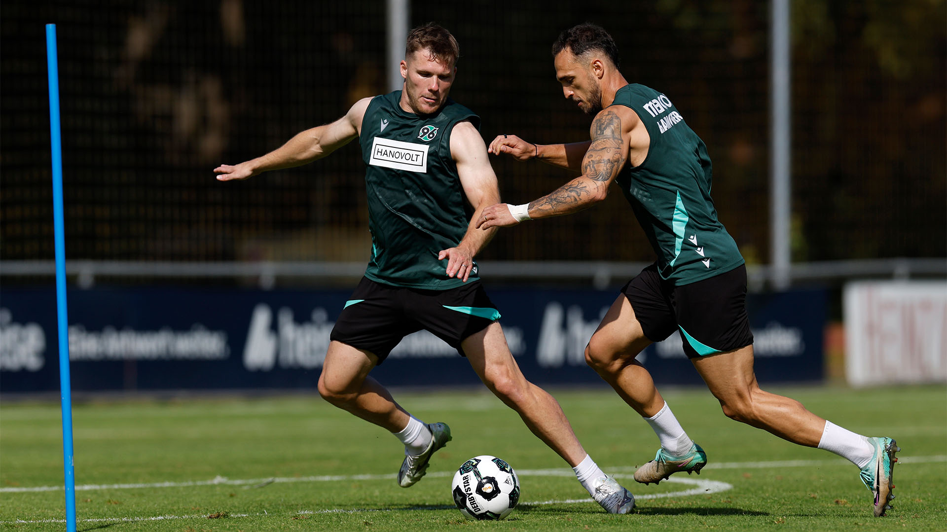 Benjamin Källman und Virgil Ghita im Zweikampf im Training, Källman ist am Ball.