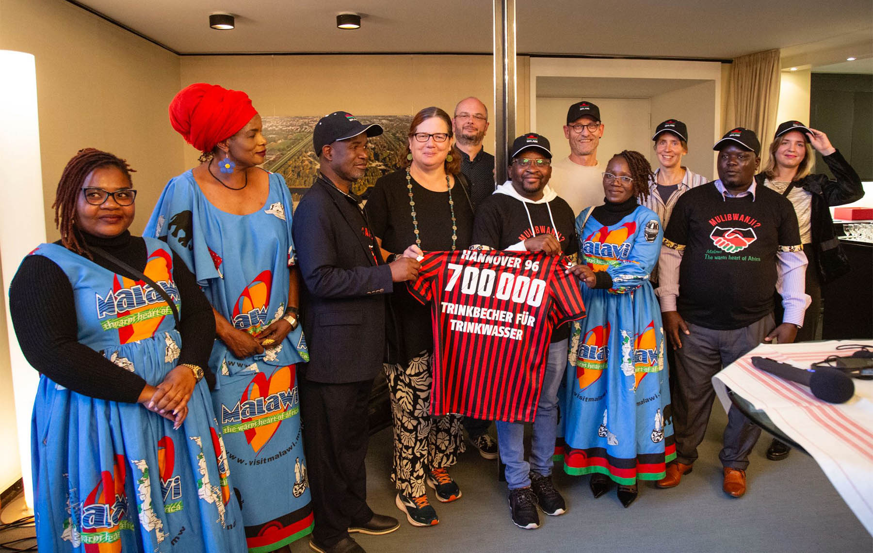 Die Reisegruppe aus Malawi beim Empfang im Neuen Rathaus mit einem 96-Trikot mit einem 700.000-Flock. 