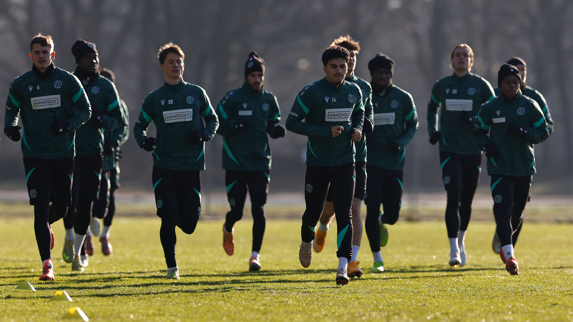 Ein Teil der 96-Mannschaft läuft auf dem Trainingsplatz.