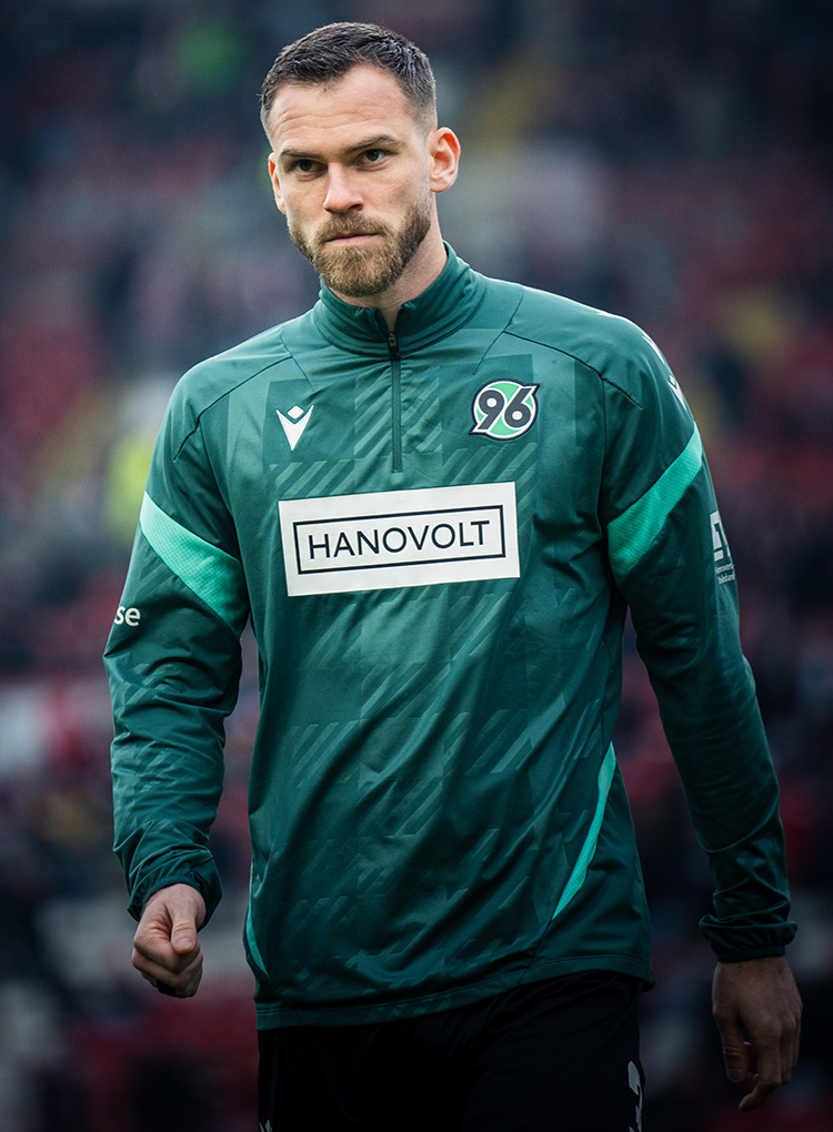 Frontalaufnahme von Boris Tomiak, der ein Trainingsshirt trägt.