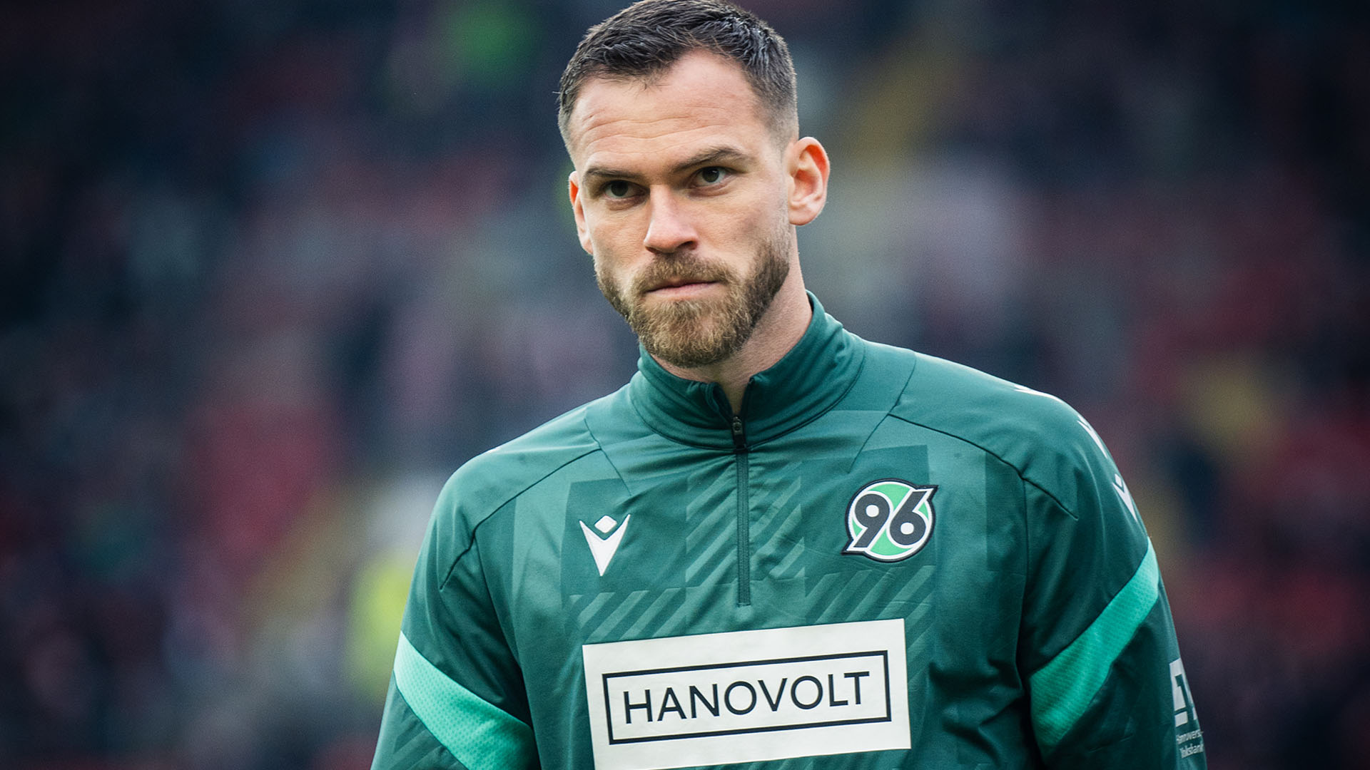 Frontalaufnahme von Boris Tomiak, der ein Trainingsshirt trägt.