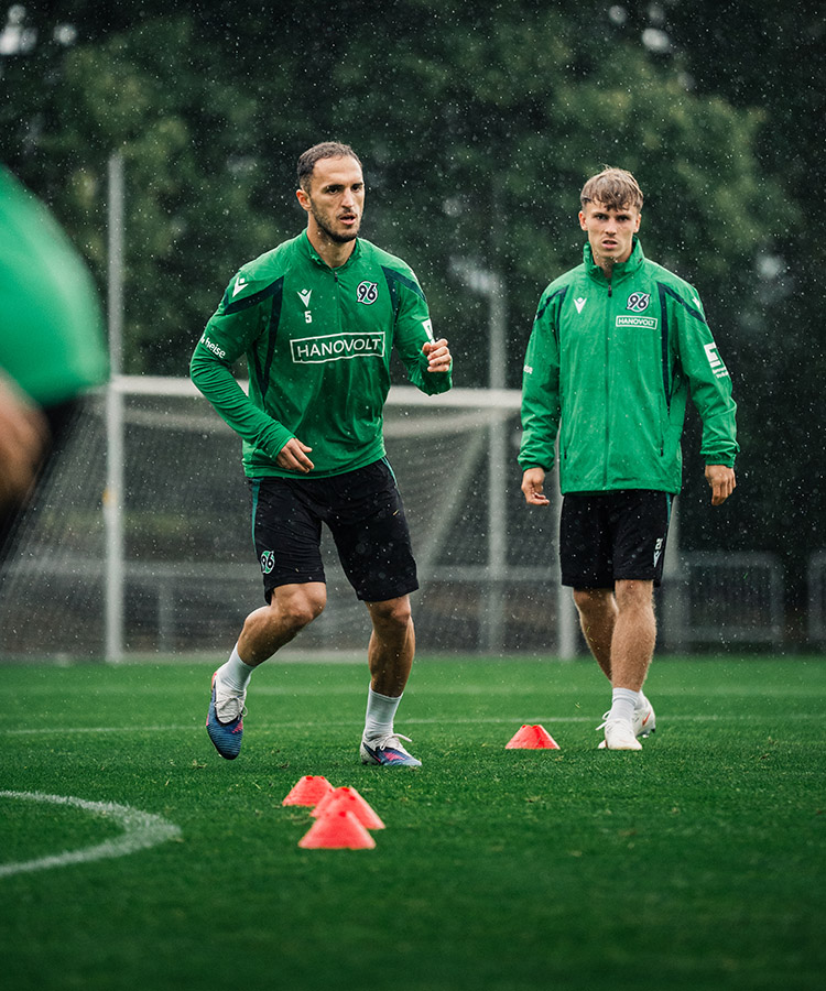 96-Spieler Virgil Ghita im Training, daneben 96-Spieler Tom Hobrecht.
