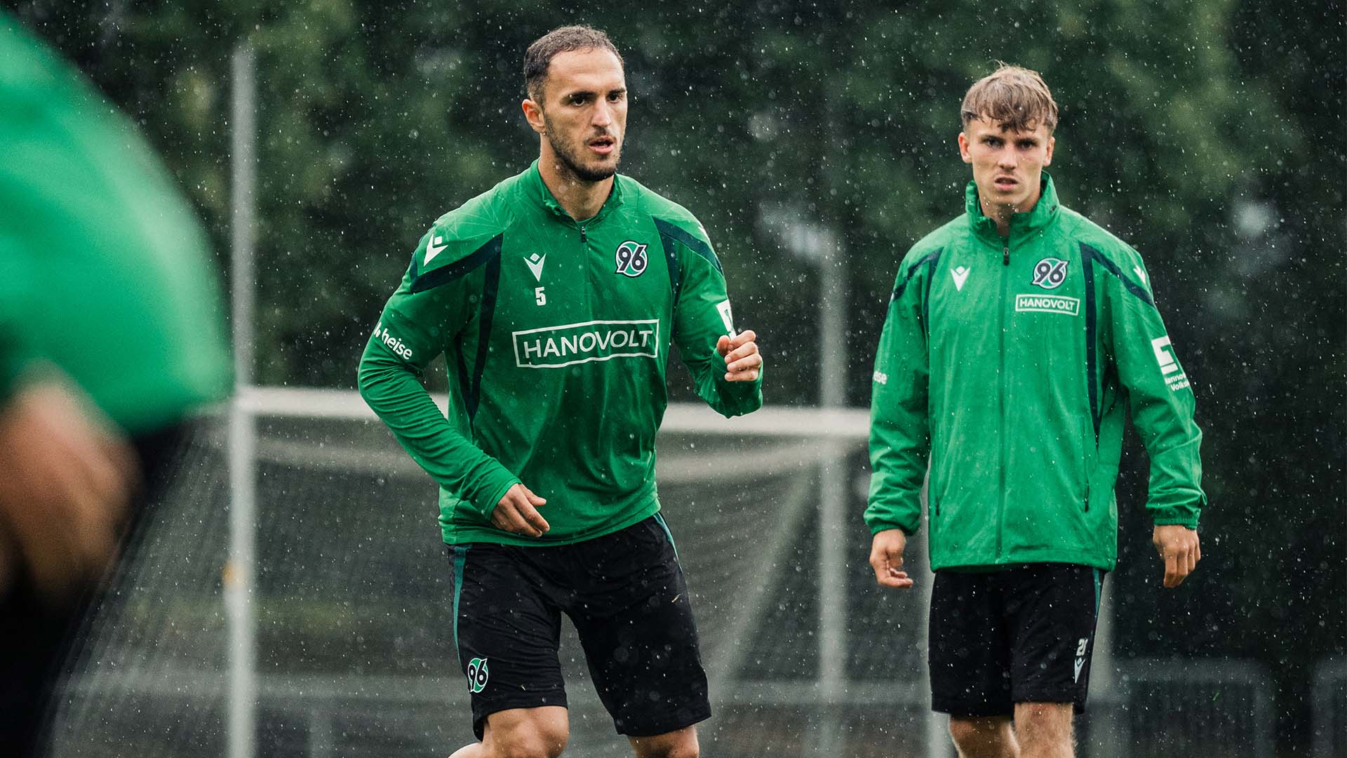 96-Spieler Virgil Ghita im Training, daneben 96-Spieler Tom Hobrecht.
