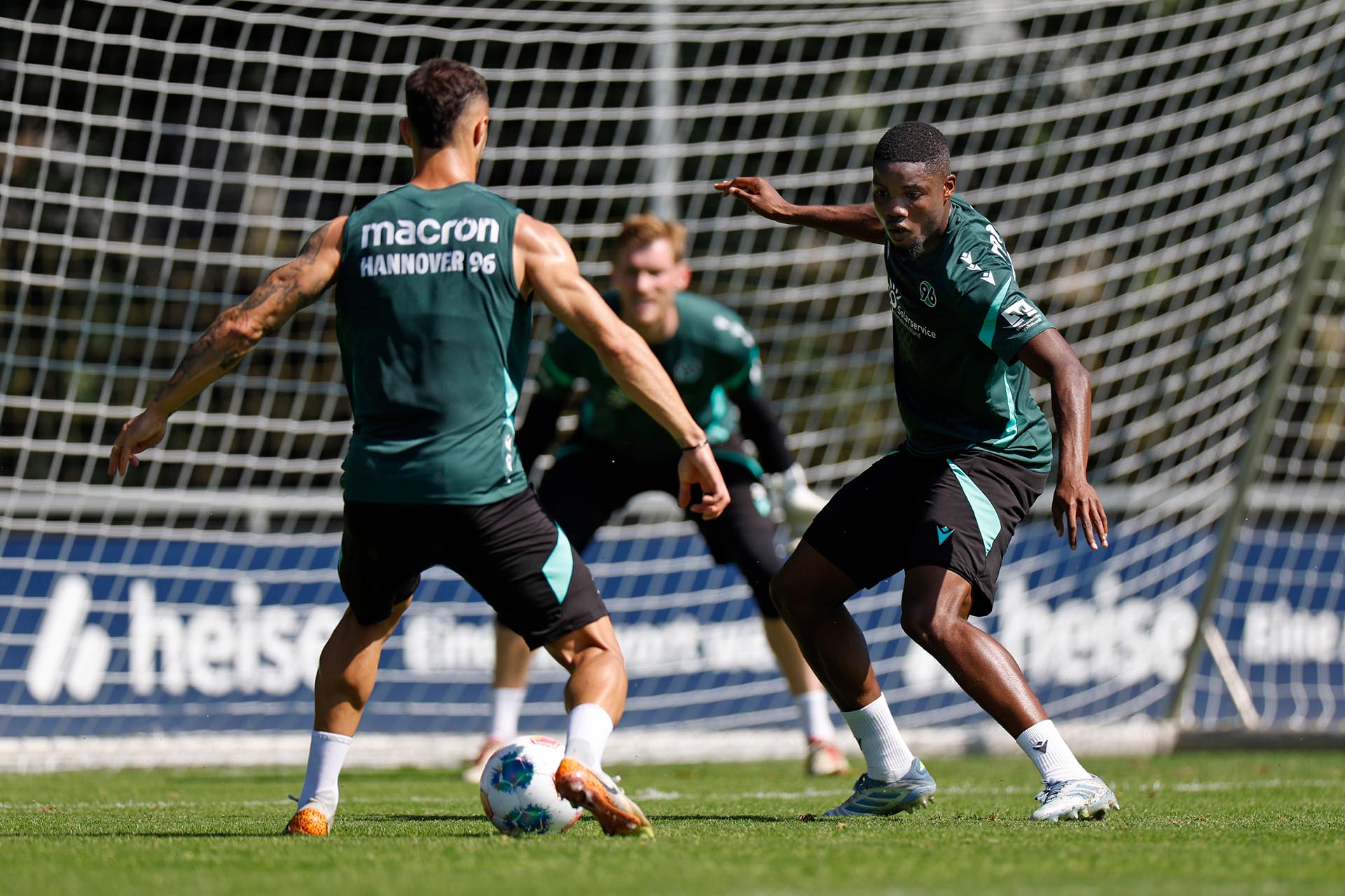 Hannover-96-Neuzugang Ime Okon im Training im Duell mit Teamkollege Virgil Ghita, der von hinten zu sehen ist.