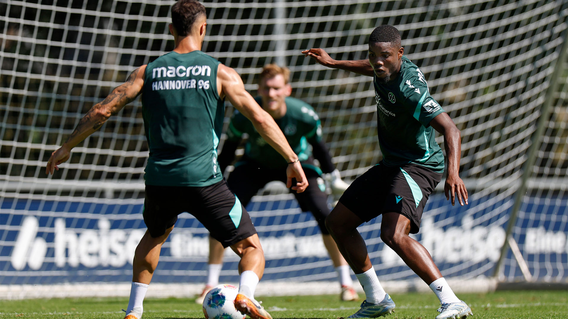 Hannover-96-Neuzugang Ime Okon im Training im Duell mit Teamkollege Virgil Ghita, der von hinten zu sehen ist.