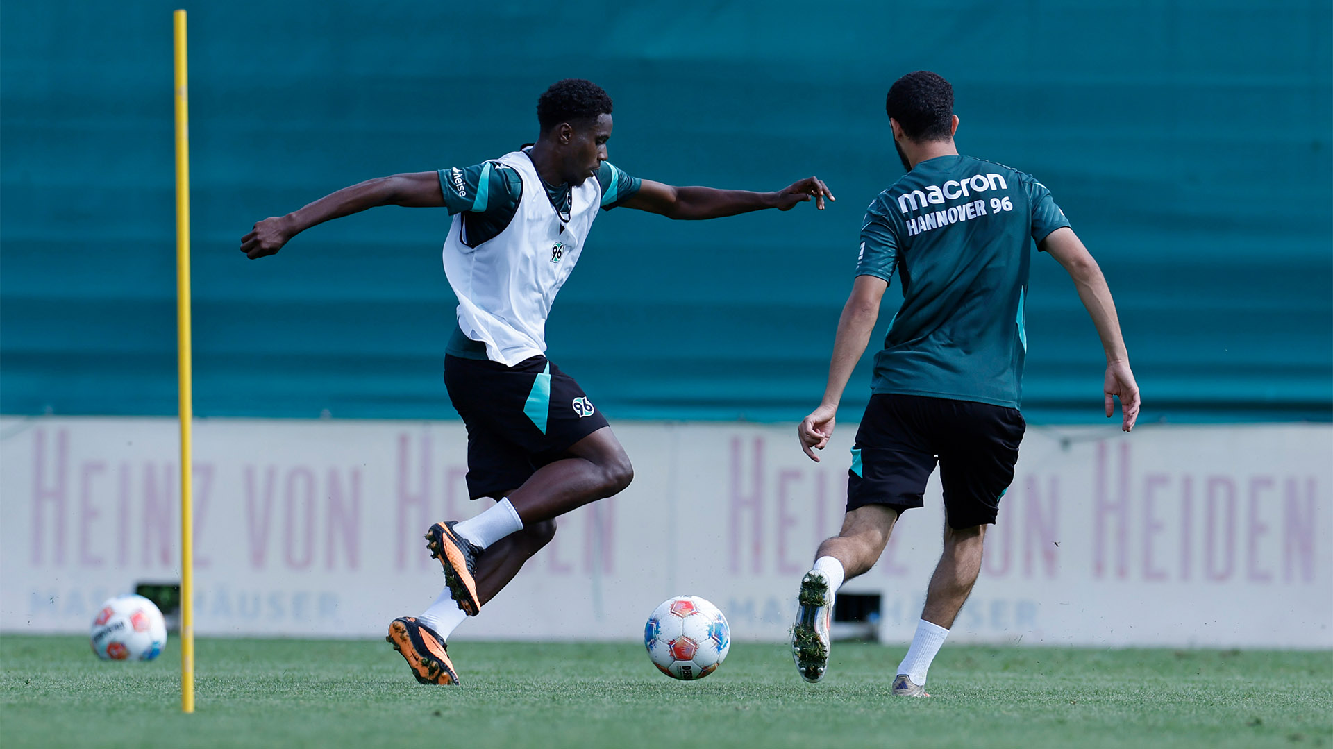 William Kokolo und Waniss Taibi im Zweikampf, Kokolo hat den Ball.