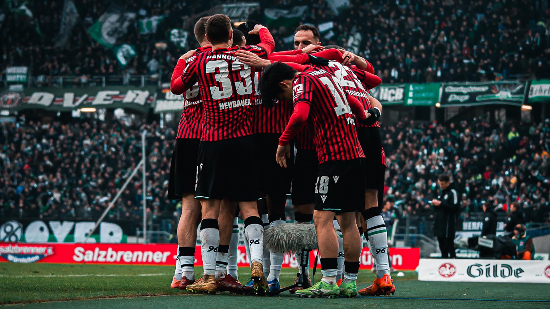 Mannschaftskreis in der Heinz von Heiden Arena, im Hintergrund Fans.