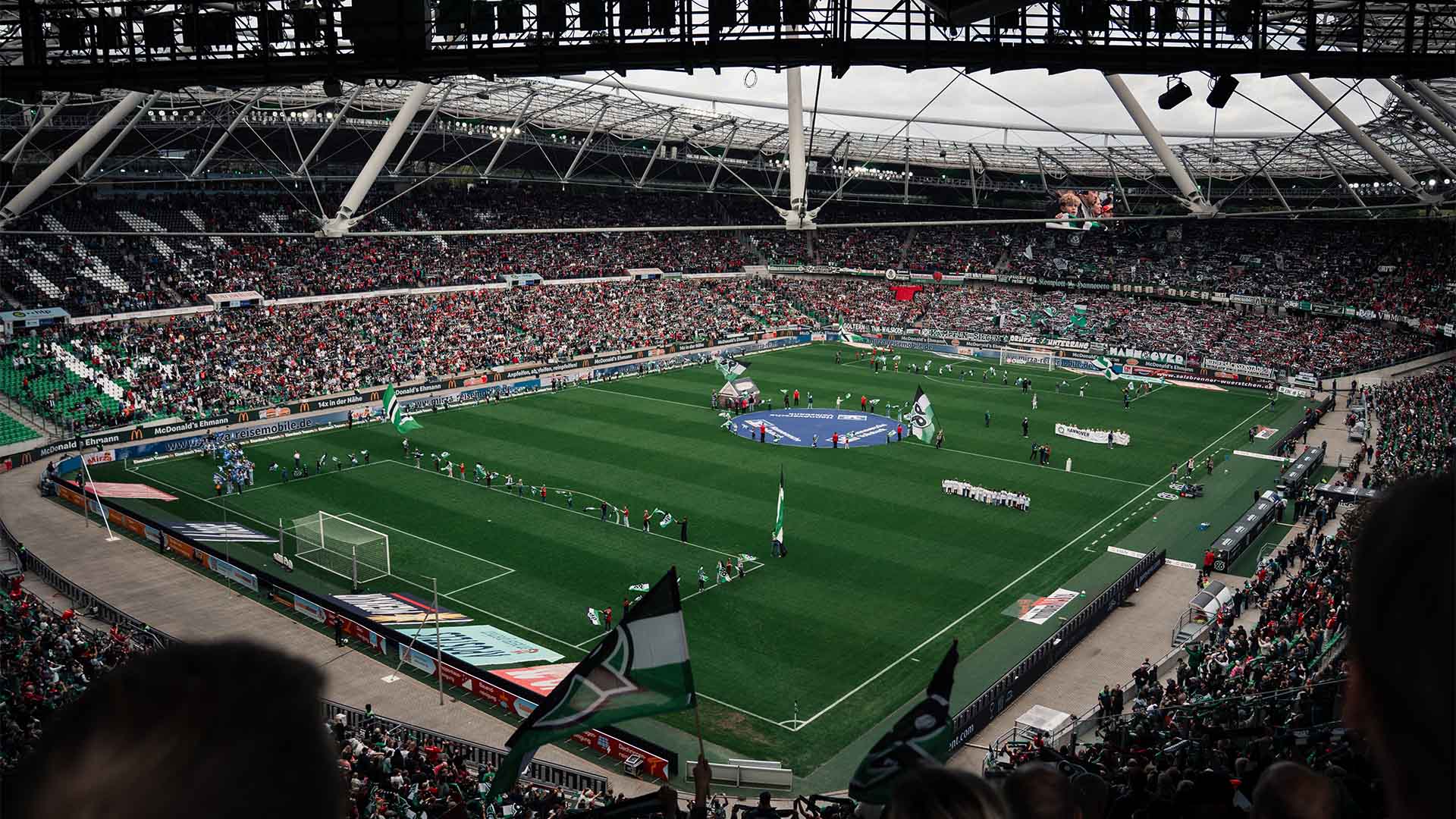 Blick in die volle Heinz von Heiden Arena kurz vor dem Anpfiff.