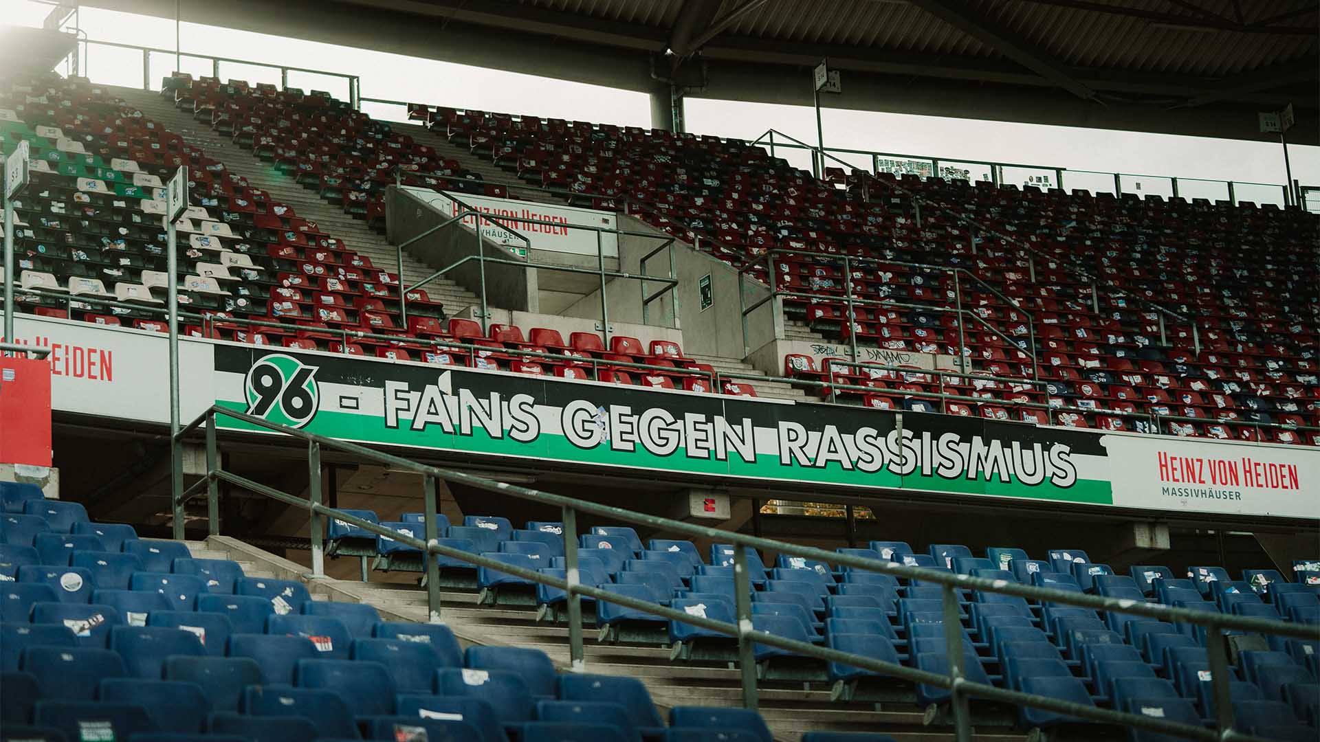 Die Bande mit der Aufschrift "96-Fans gegen Rassismus" im Süden der Arena.  