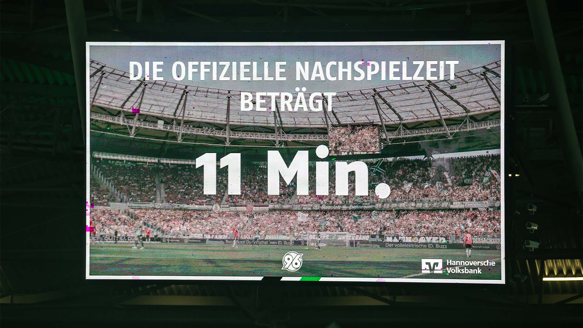 Die Anzeigetafel im Stadion mit der Aufschrift: "Die offizielle Nachspielzeit beträgt 11 Minuten."