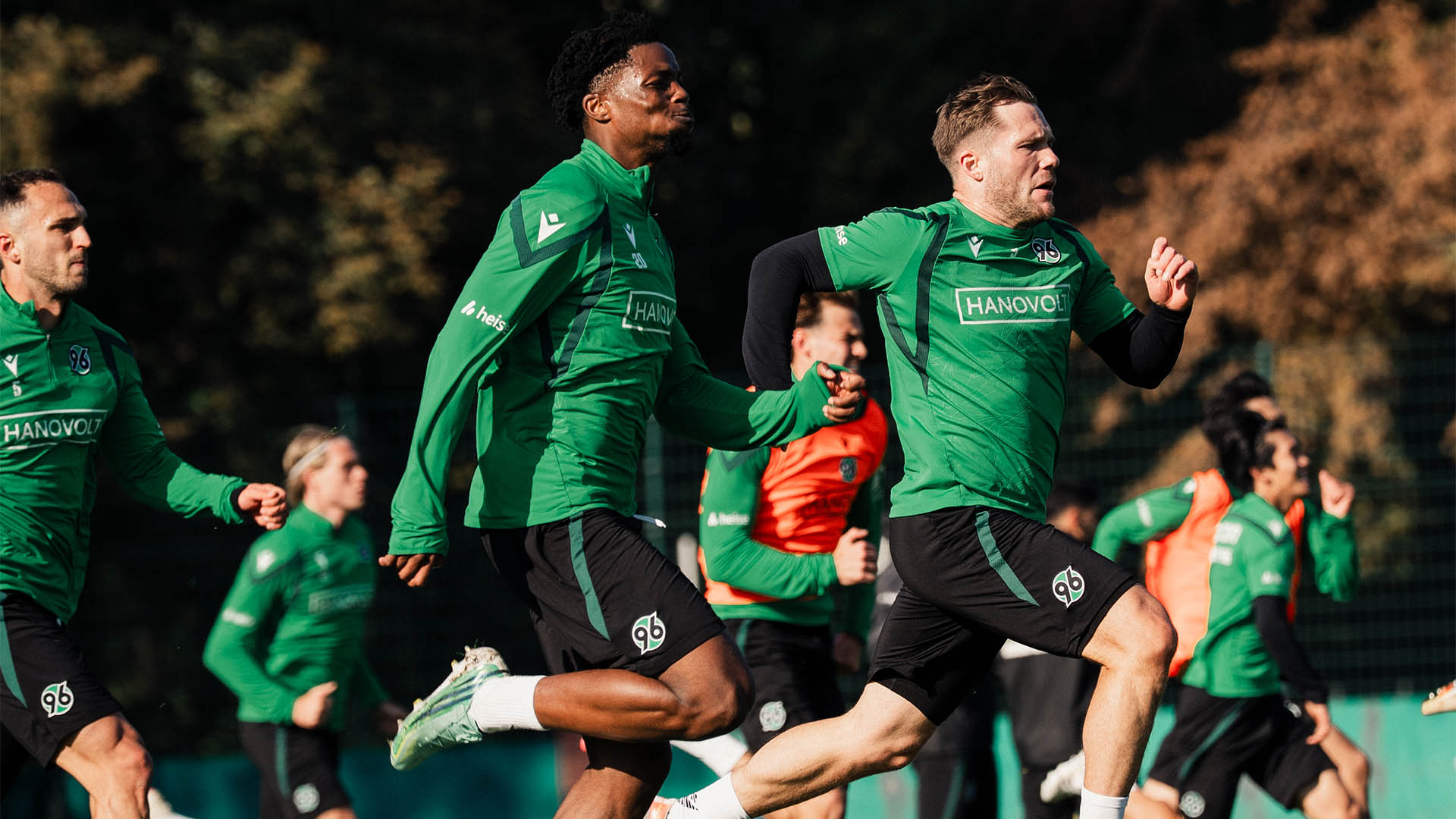 Mehrere 96-Spieler sprinten im Training.
