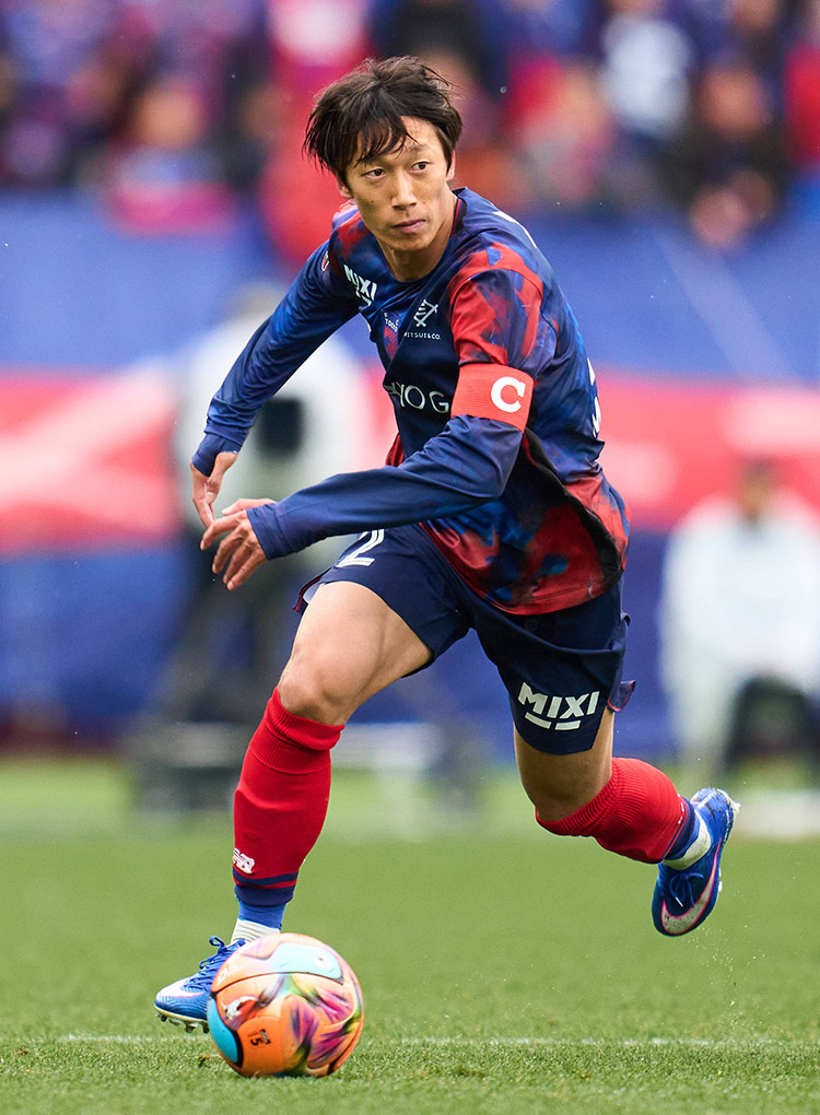 Sei Muroya im blauen FC-Tokyo-Trikot mit der Kapitänsbinde am Arm.