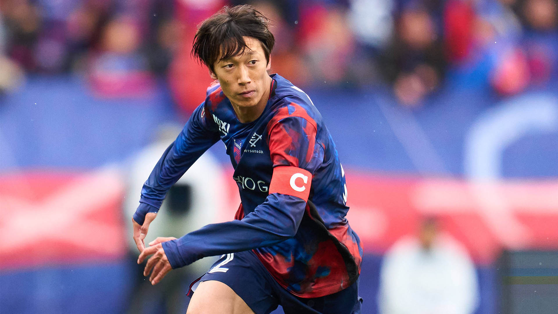 Sei Muroya im blauen FC-Tokyo-Trikot mit der Kapitänsbinde am Arm.