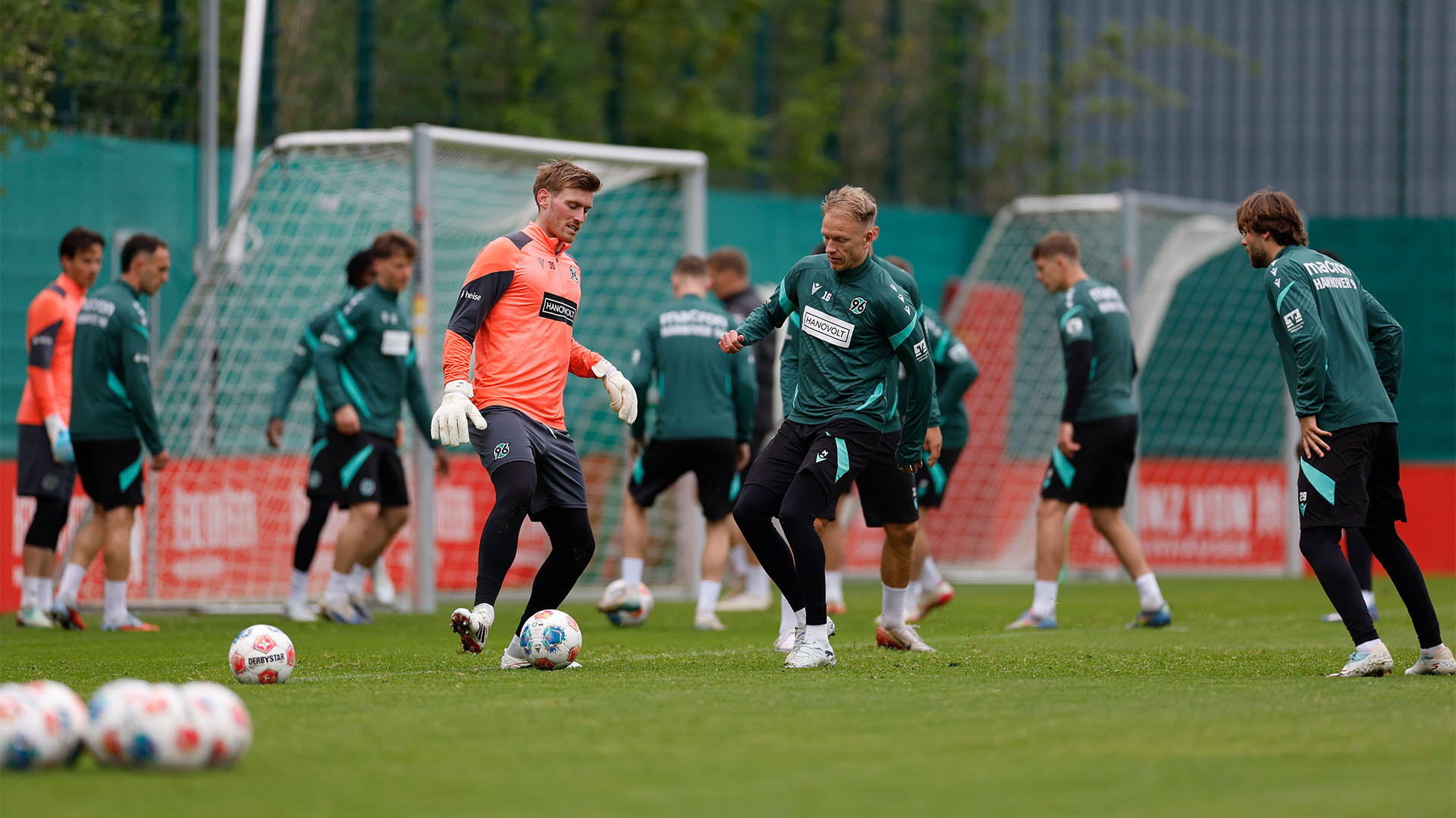 Havard Nielsen und Leo Weinkauf im Training, im Hintergrund unscharf weitere Spieler.