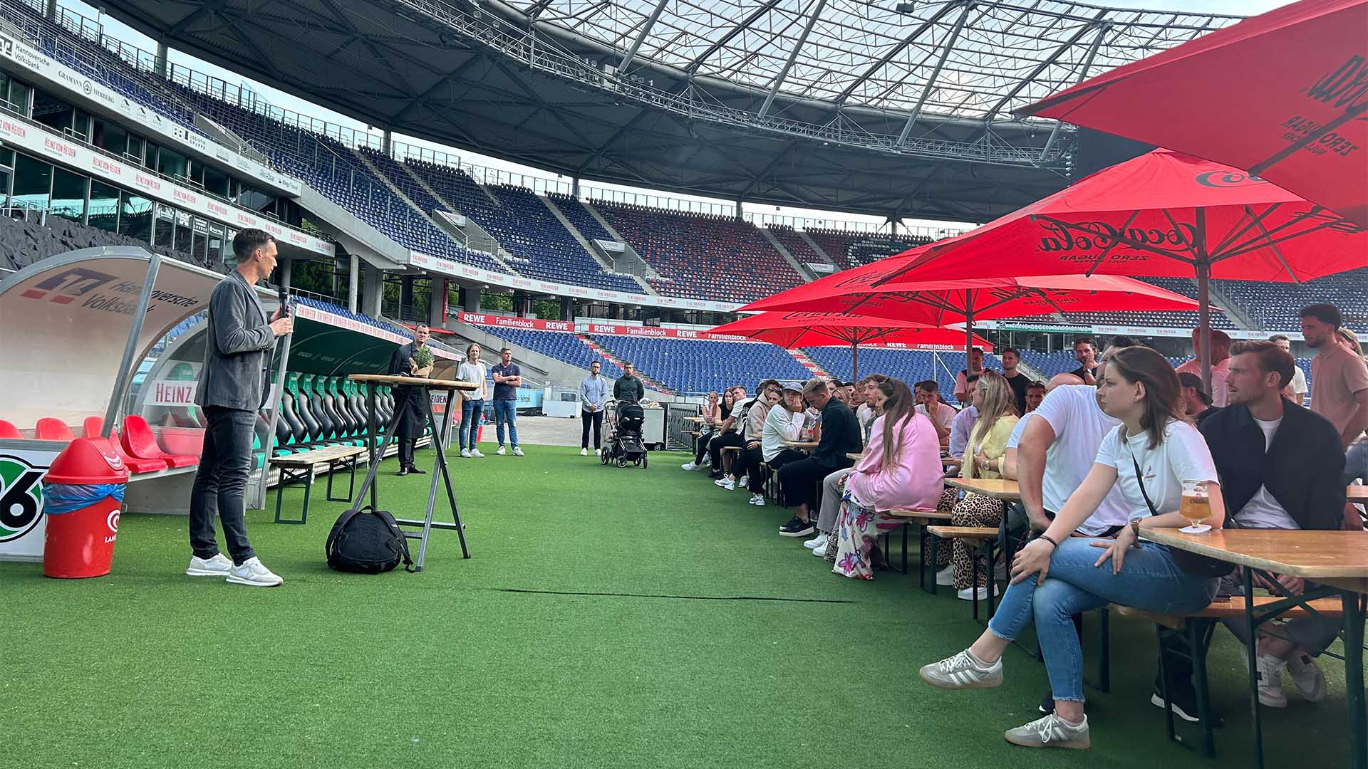 Marcus Mann begrüßt die Mannschaft und die Mitarbeiterinnen und Mitarbeiter in der Heinz von Heiden Arena. 