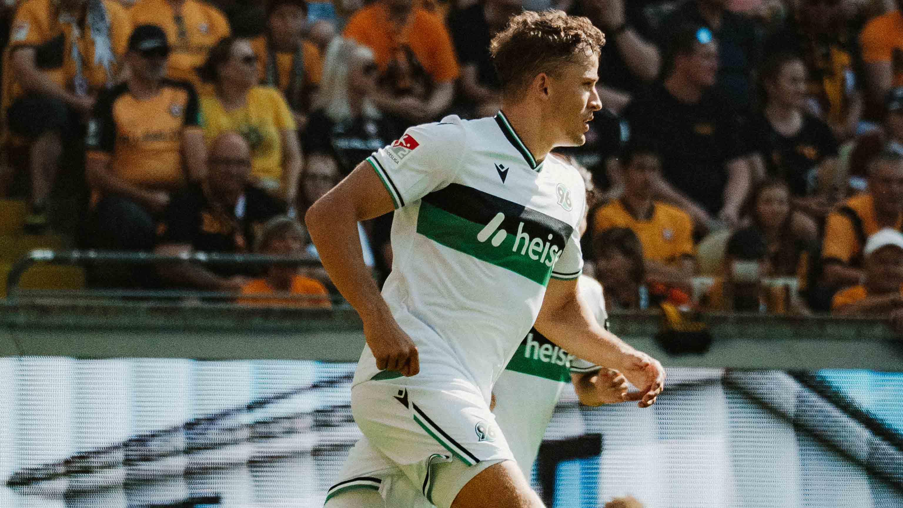 Seitliche Aufnahme von Benedikt Pichler im Spiel in Dresden.