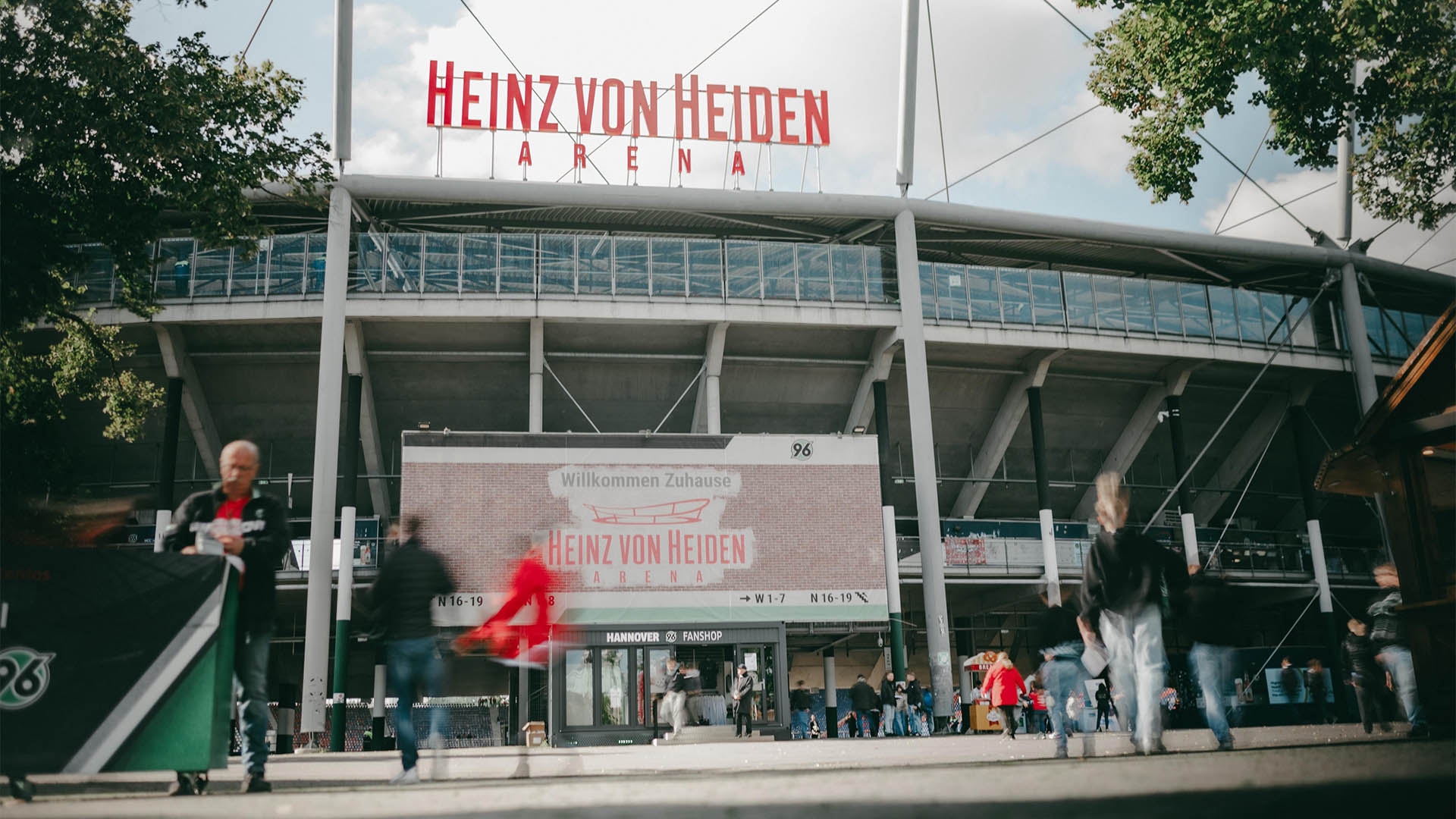 Der Norden der Heinz von Heiden Arena ist von außen zu sehen, Menschen strömen in das Stadion.