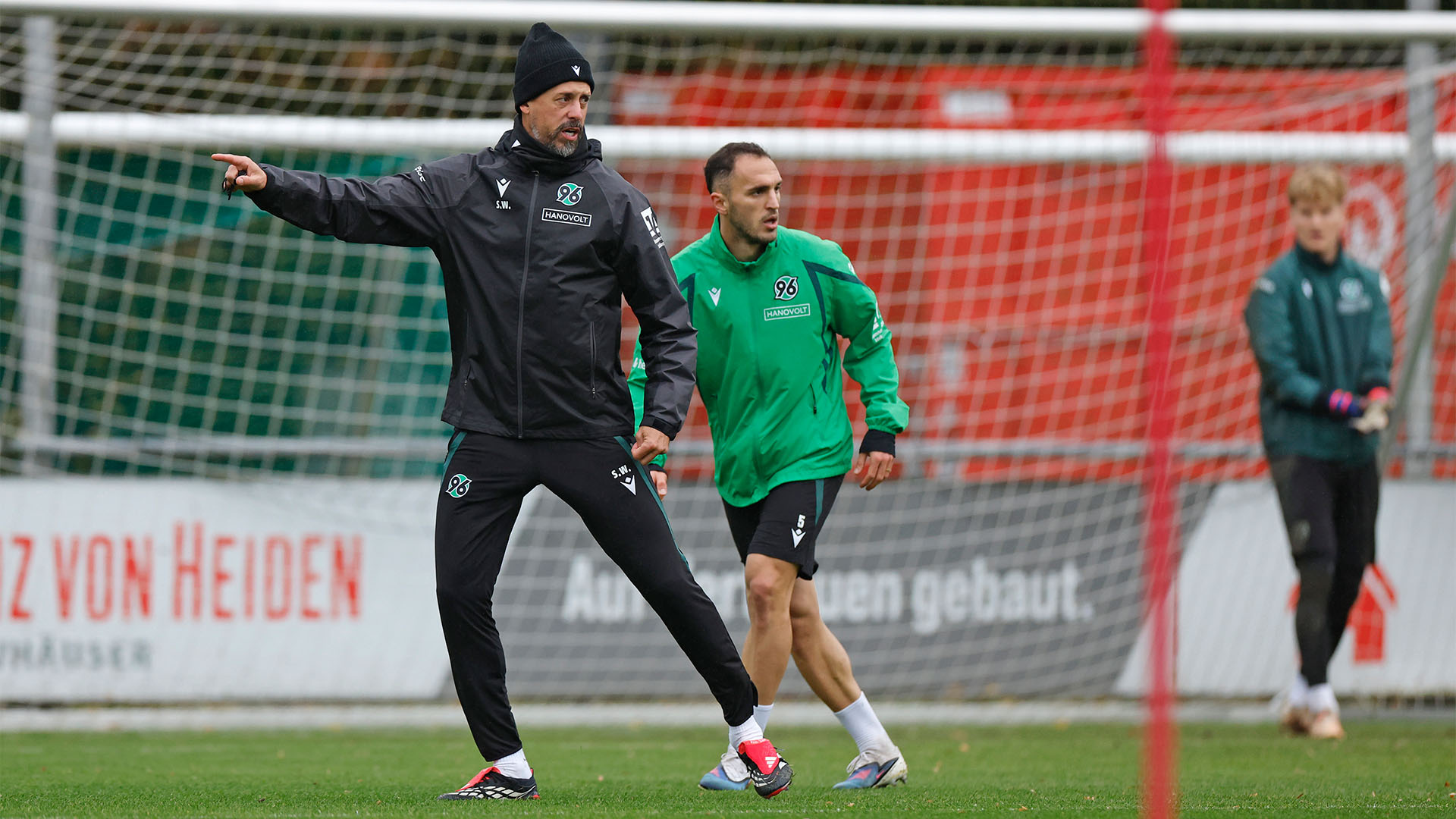 Der 96-Trainer Sandro Wagner gibt im Training energisch Anweisungen, hinter ihm ist der 96-Spieler Virgil Ghita zu sehen.