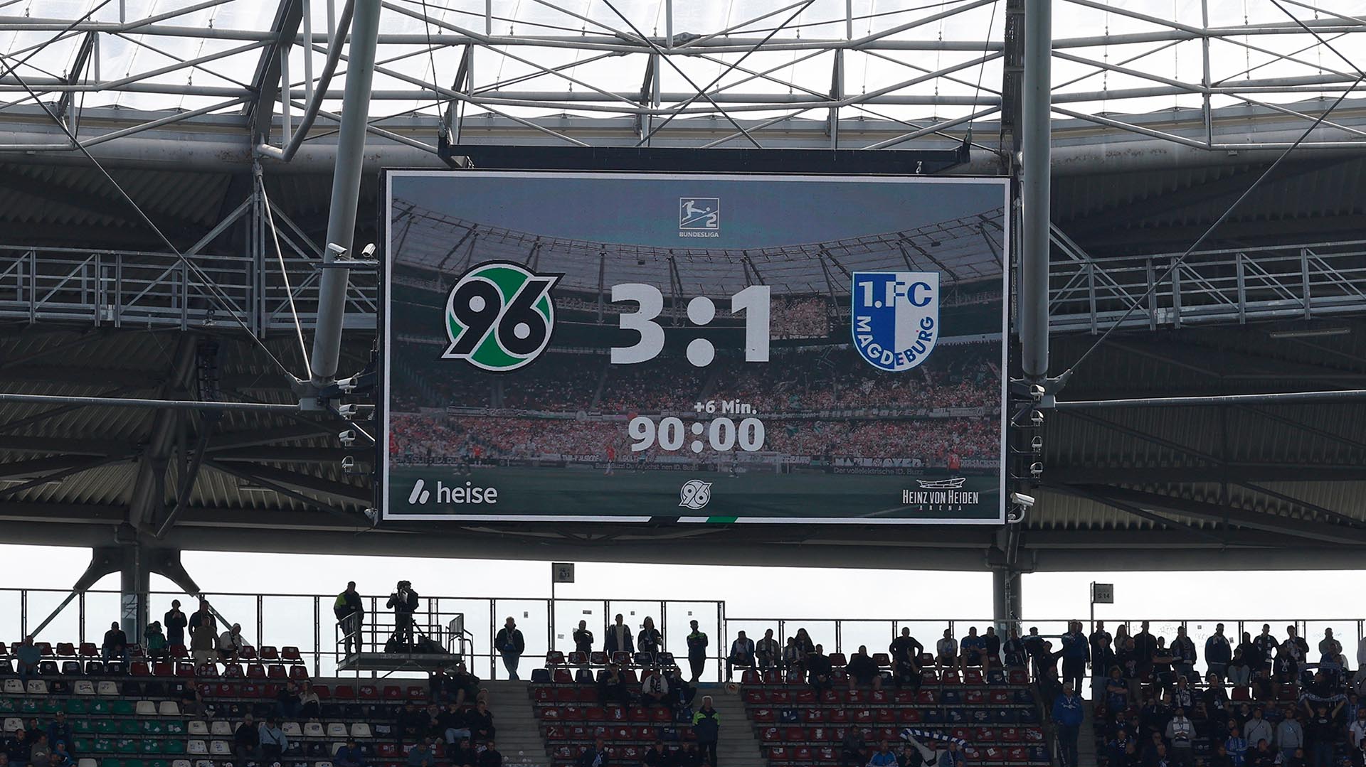 Die Anzeigetafel mit dem Ergebnis 3:1 im Stadion, daneben die Logos von 96 und Magdeburg, heise, der Heinz von Heiden Arena und der 2. Liga.