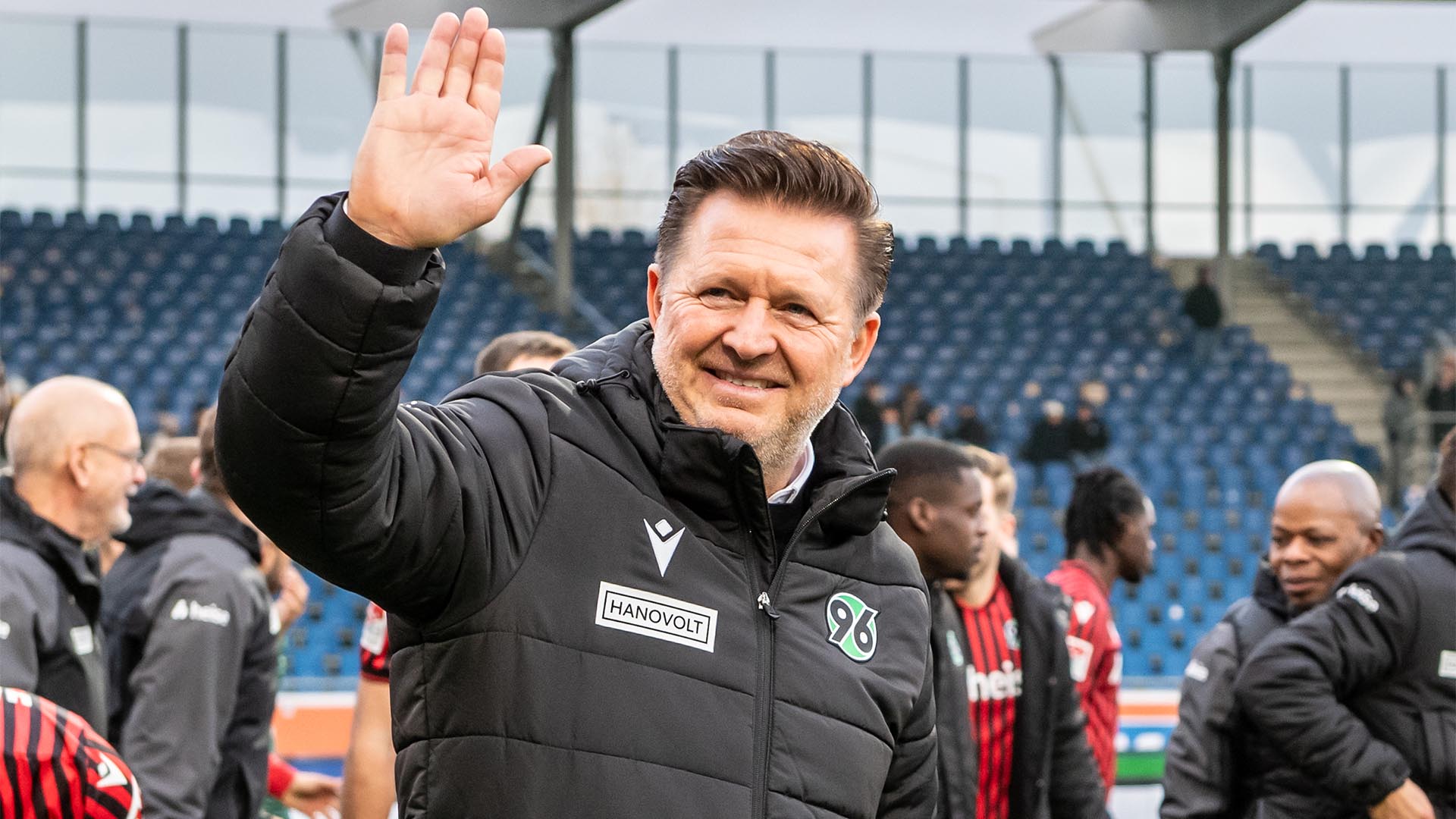 Christian Titz hebt lächelnd die Hand.