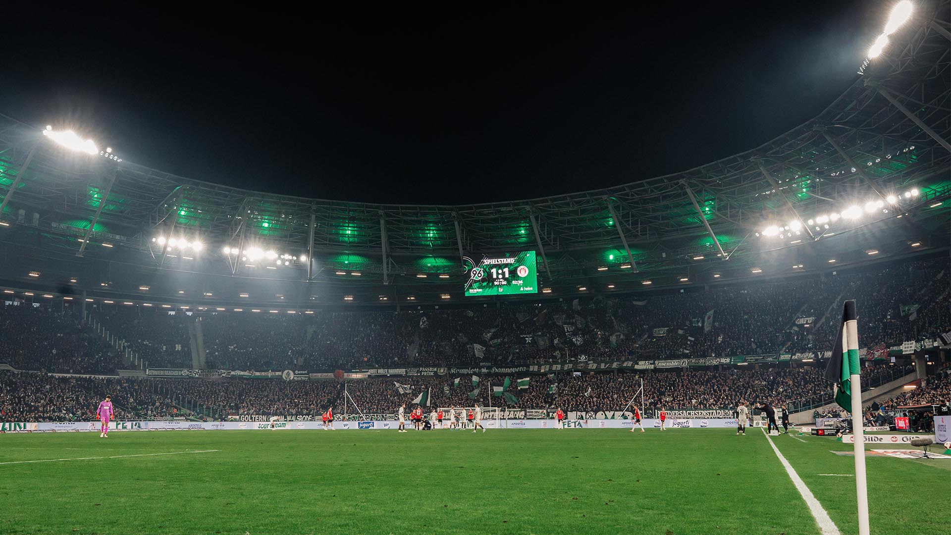 Blick ins volle 96-Stadion bei Flutlicht.