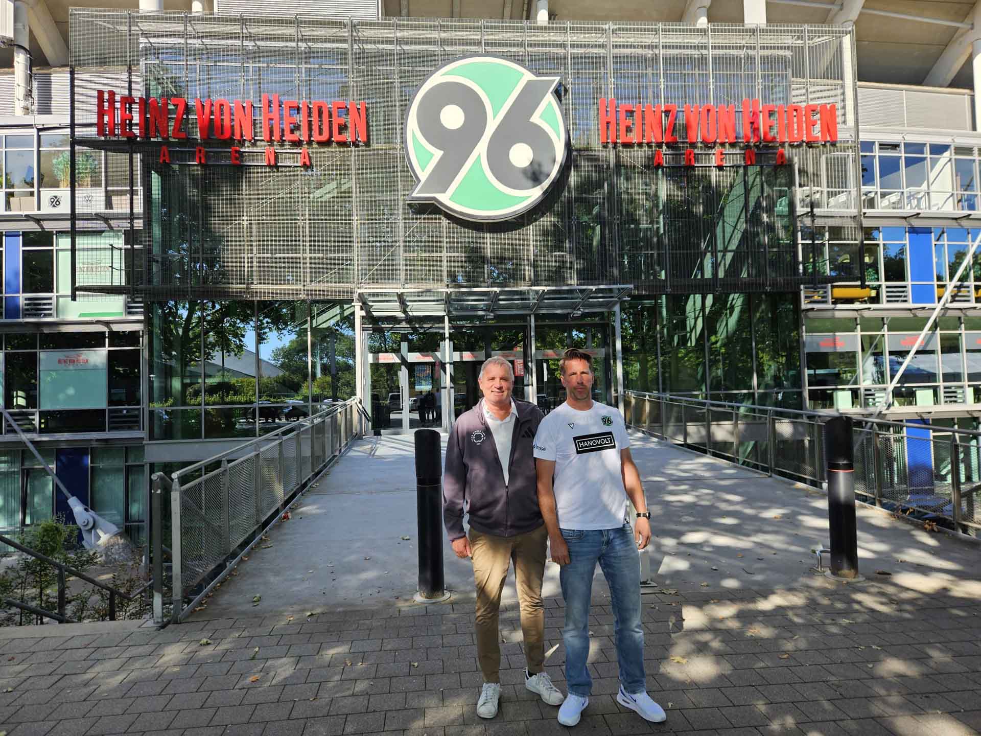Jens Kleinefeld (links) und Thorsten Klopp stehen vor dem Osteingang der Heinz von Heiden Arena.