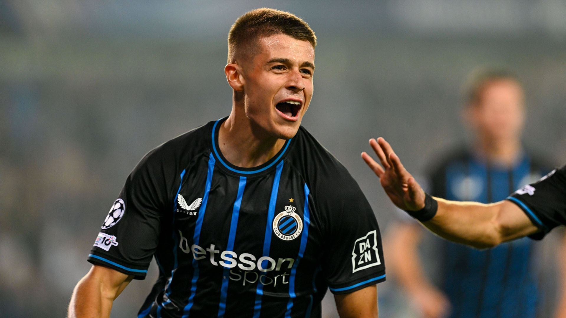 Nicolo Tresoldi im Brügge-Trikot hat den Mund zum Jubeln aufgerissen. 
