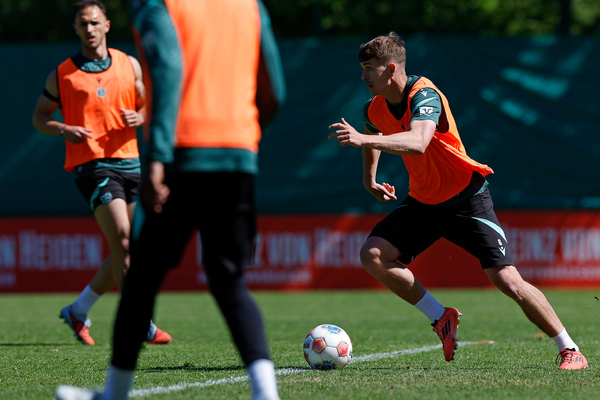 Maik Nawrocki im Training im Laufen am Ball.