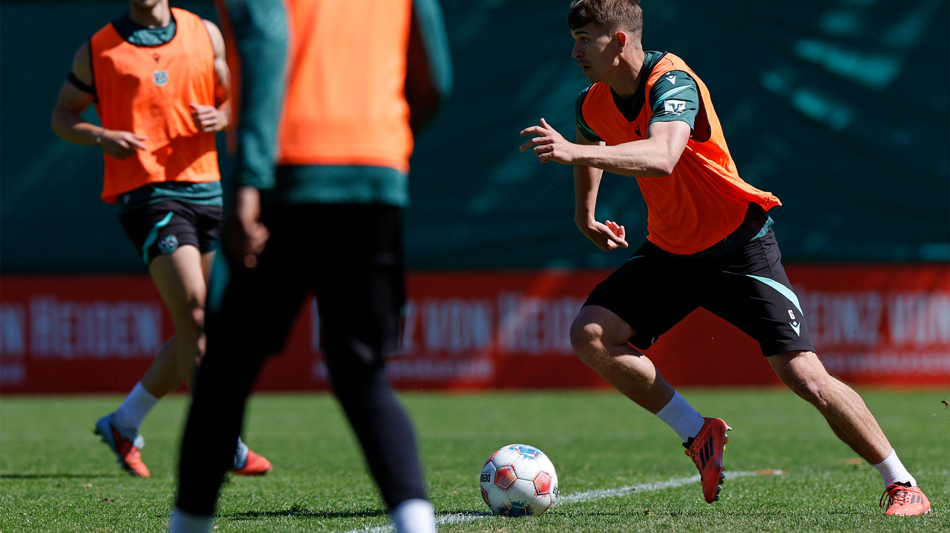 Maik Nawrocki im Training im Laufen am Ball.