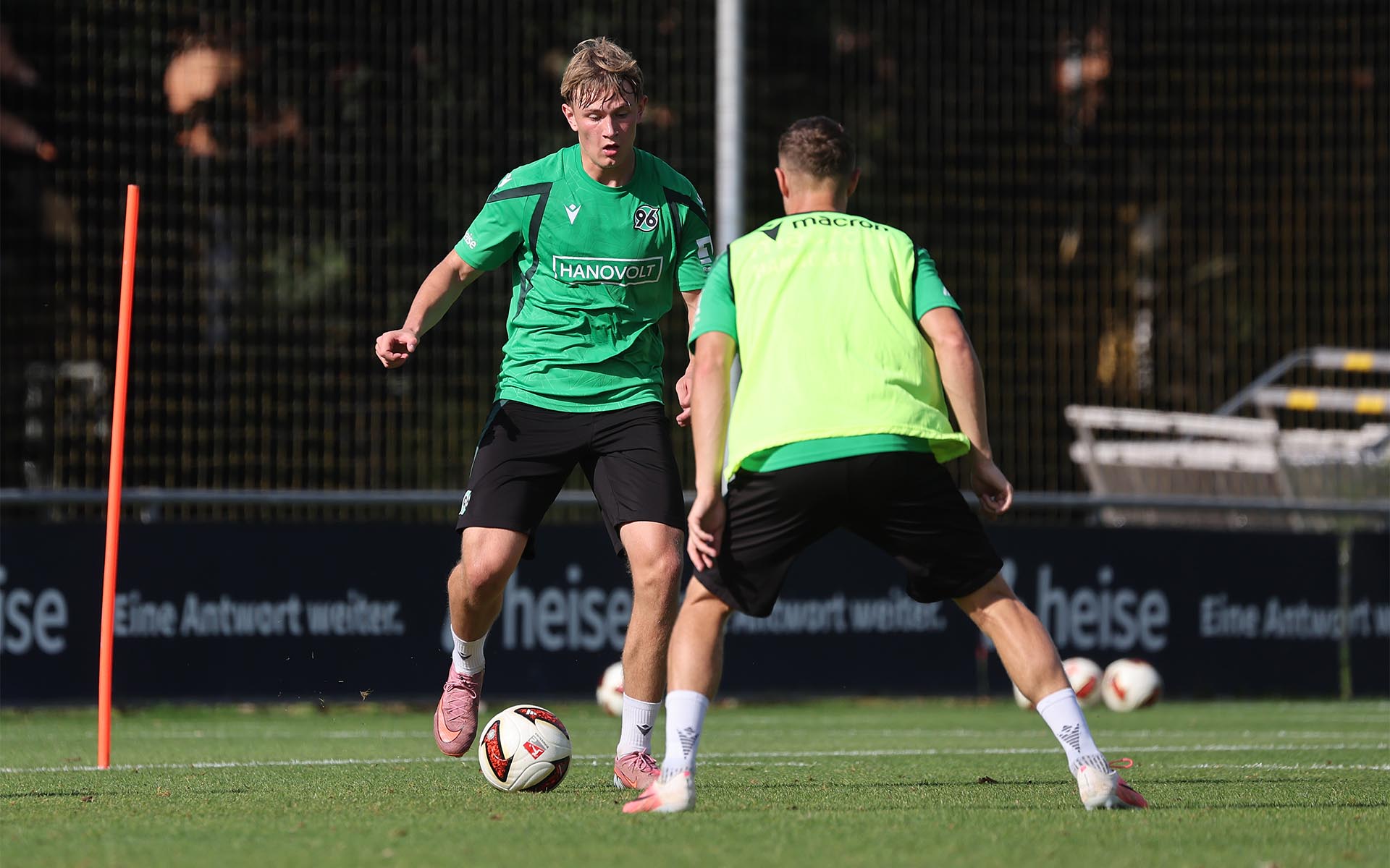 Zwei 96-Spieler im Training im Zweikampf.