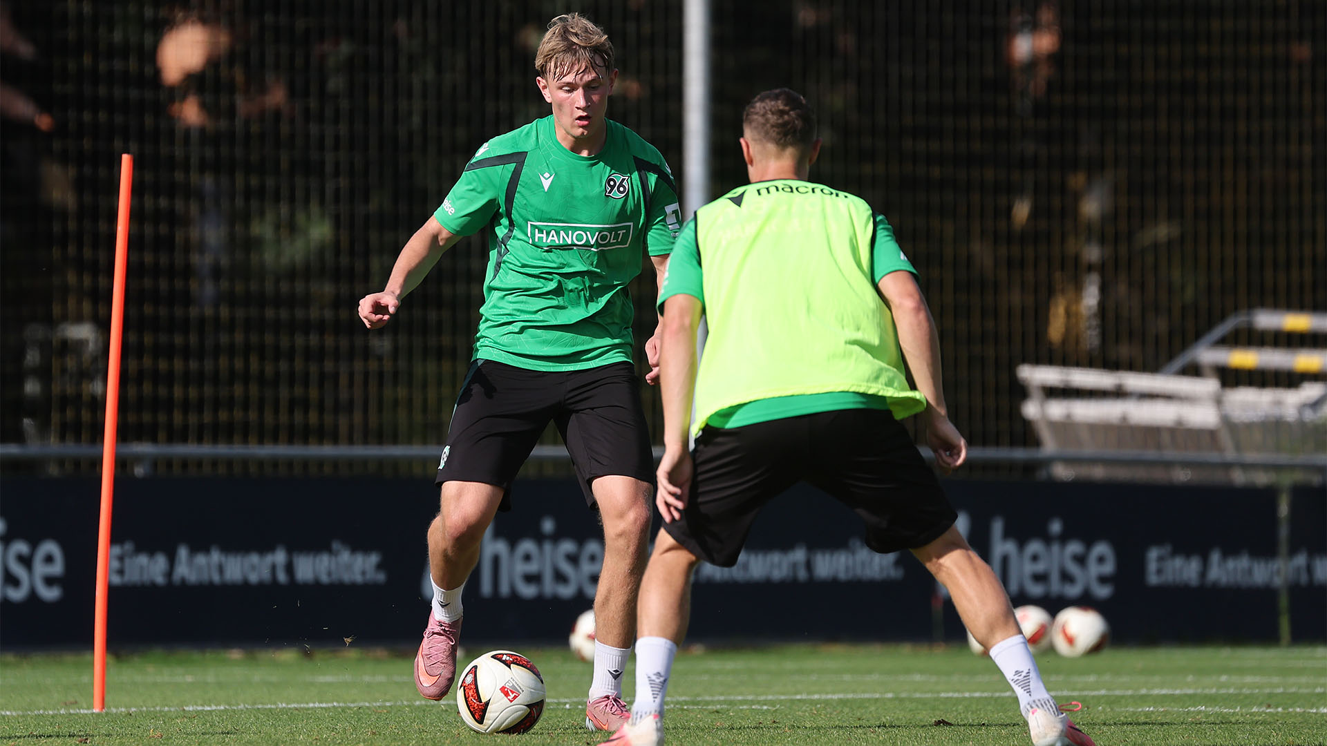 Zwei 96-Spieler im Training im Zweikampf.
