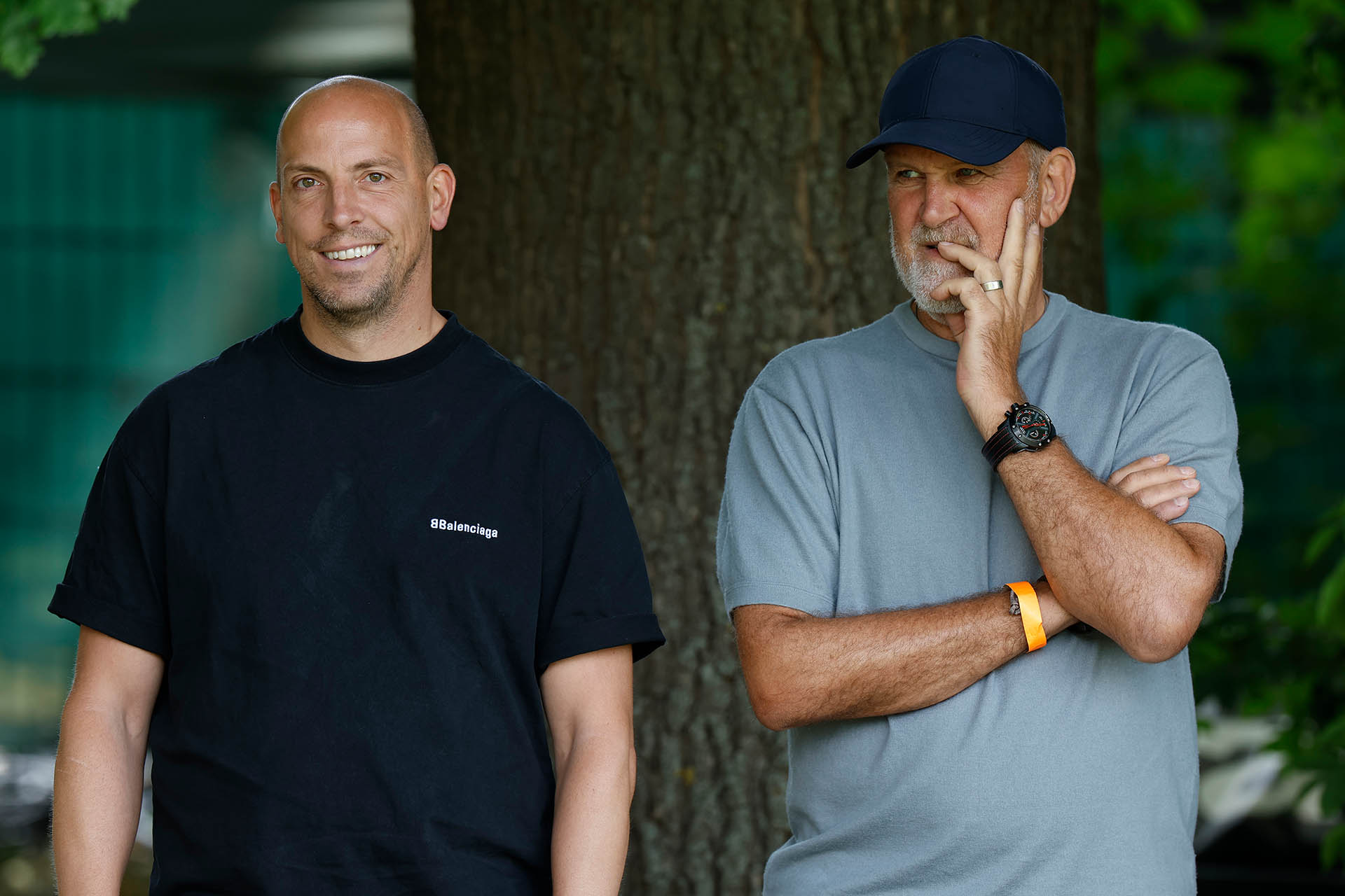 Jan Schlaudraff und Jörg Schmadtke am Rand des Hannover-96-Trainings, Schlaudraff lächelt in die Kamera. 