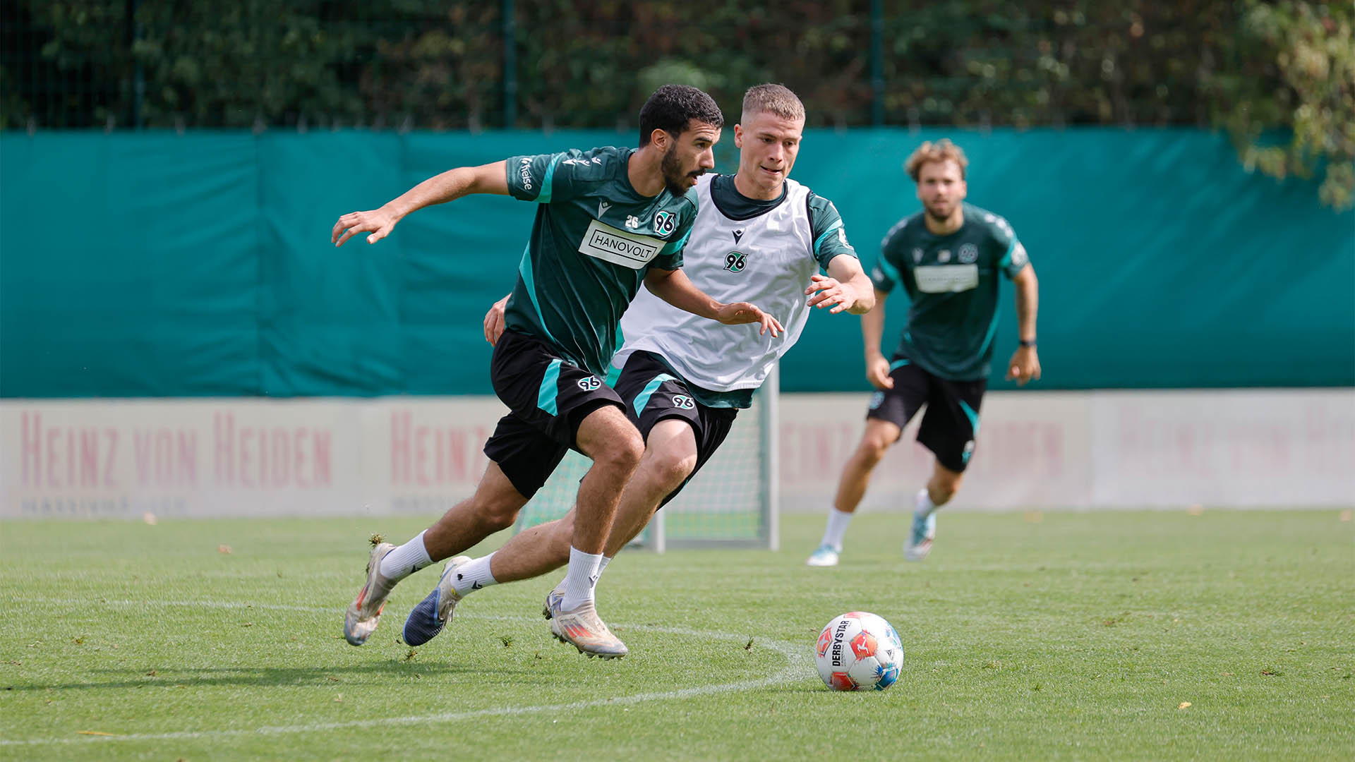 Waniss Taibi und Noah Engelbreth im Laufduell, Taibi ist am Ball.