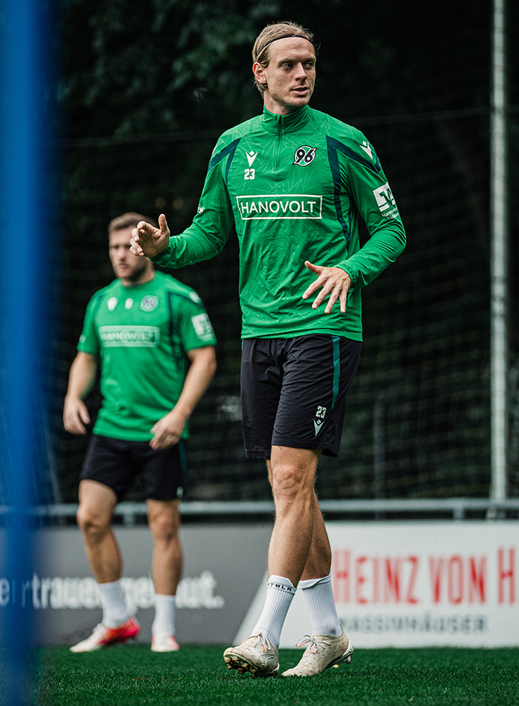 Stefan Teitur Thordarson in Trainingskleidung auf dem Trainingsplatz.