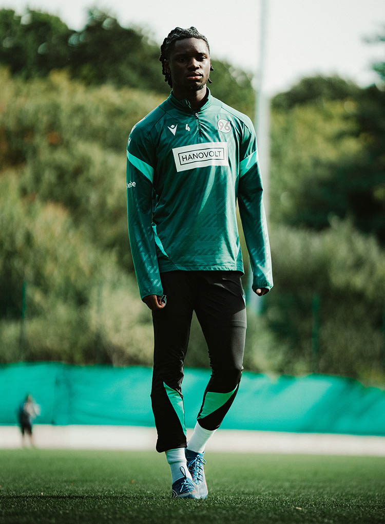 Hendry Blank im Trainingsoutfit.