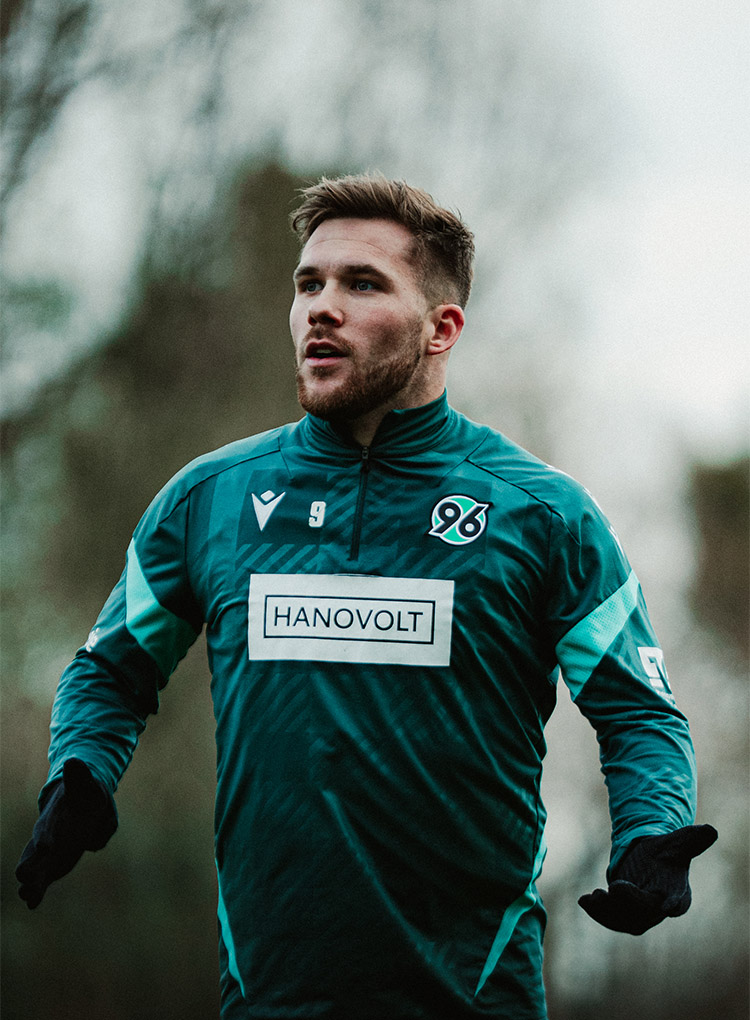 Benjamin Källman im langärmligen Trainingsshirt.