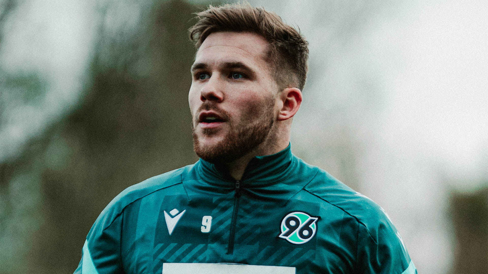 Benjamin Källman im langärmligen Trainingsshirt.
