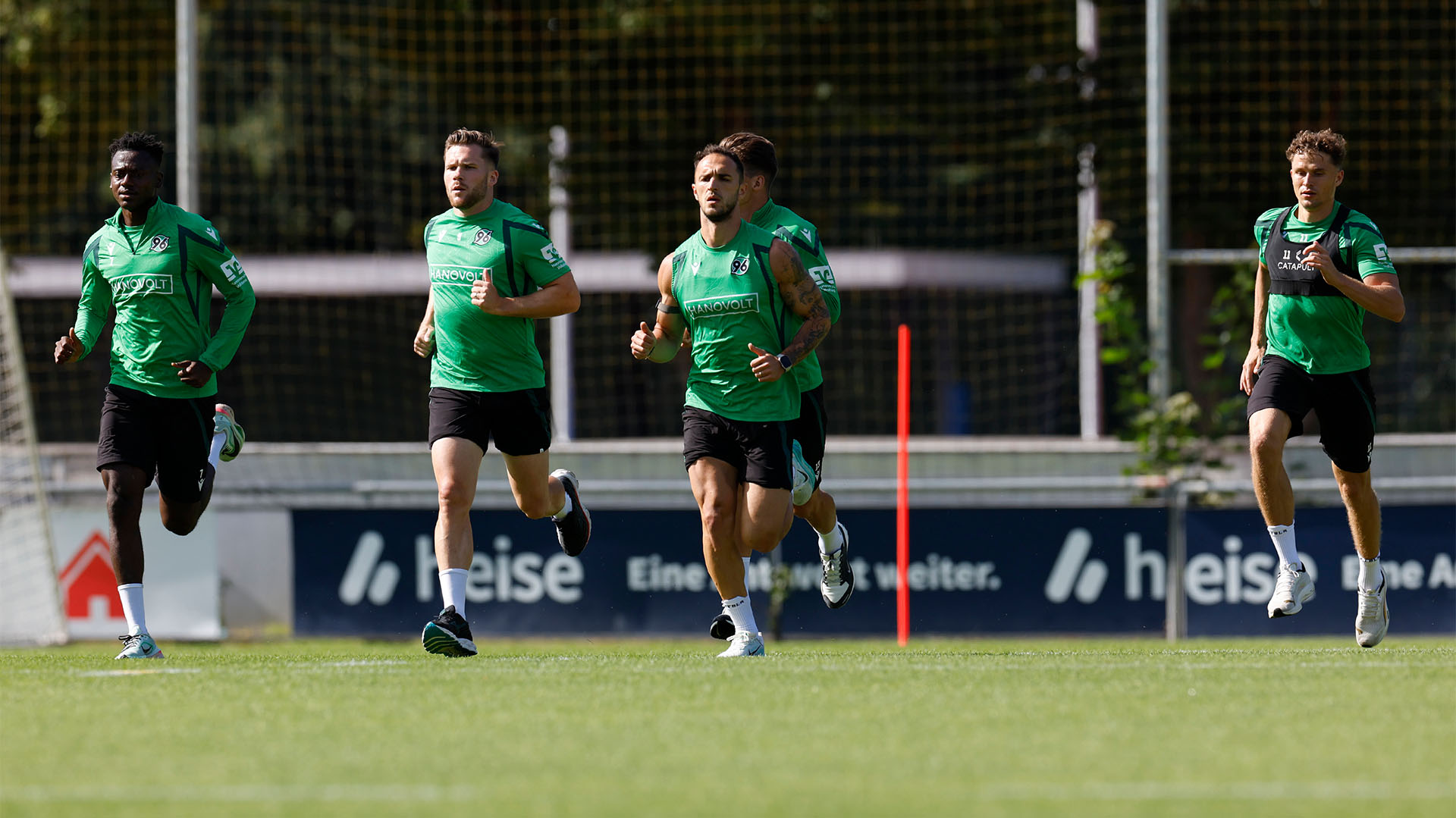 Einige 96-Spieler in Trainingskleidung drehen Laufrunden.