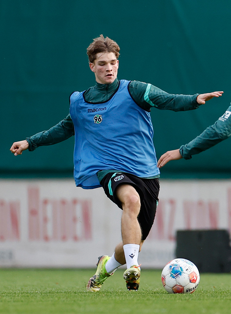Fin-Luca Rüdiger im Training am Ball.