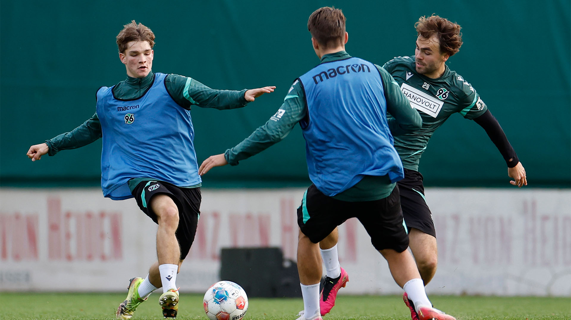 Fin-Luca Rüdiger im Training am Ball.